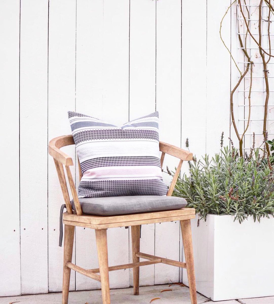 Spotted... 👀 Cute pillow in one of our fave @pepperbdesign prints! We even have the stationery to match.😉
Shop now! printedmatterpaper.com/collections/pe… #homedecor #pillows #patternlove #patternplay #PMprints #homeaccessories