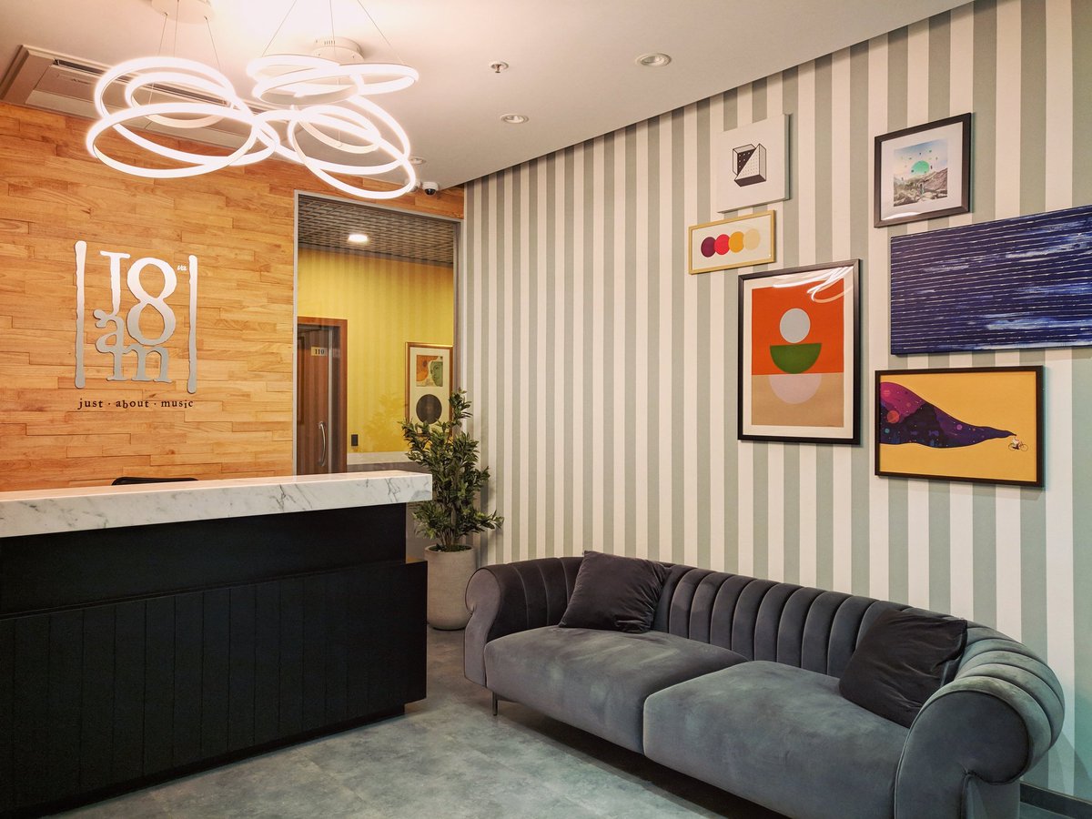jam8studio's tweet photo. Thank you @quirkstudio for this spectacular transformation! Loving the vibes!😊🤗

#studiointerior #officeinteriors #officedesign #quirkstudio #interiordesign #quirkystyle #popcolors #designinspiration #wallart #designinteriors #studiodesign #justaboutmusic #jam8studio https://t.co/57kDbXLMD0