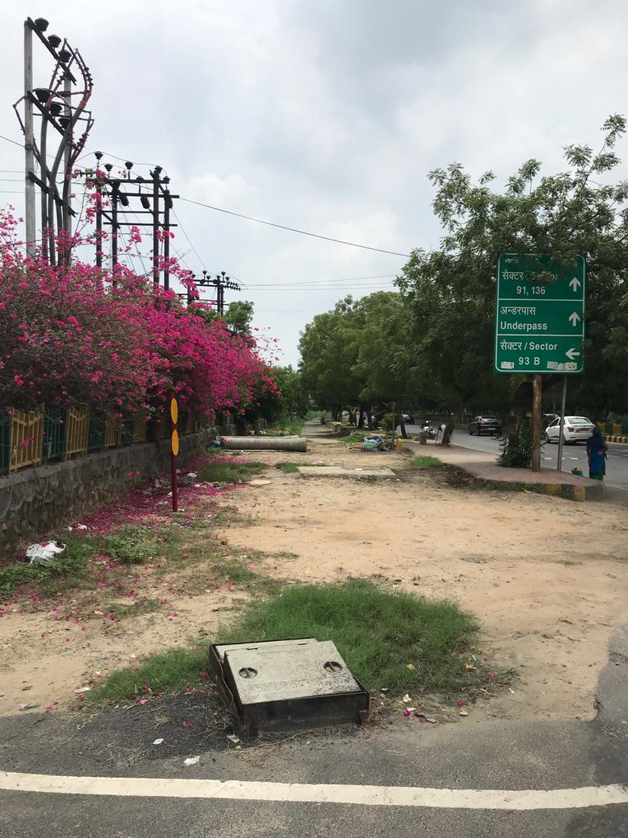 Rwa93b's tweet photo. Dear Authority, this is the condition of service road around Sector- 93B. Pls take into consideration.. @noida_authority https://t.co/8htPygrKfz