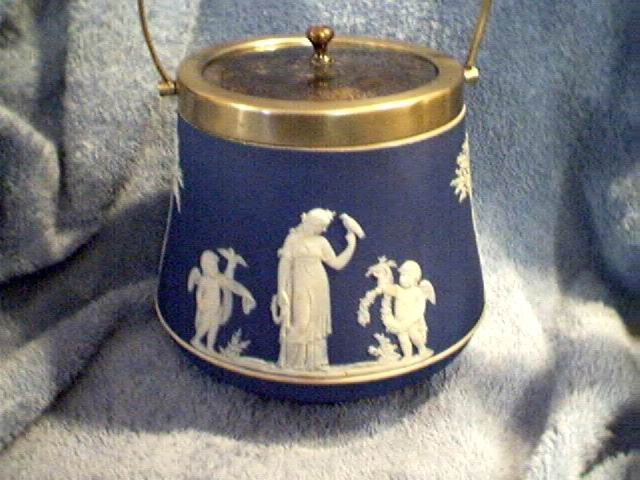 copperpenny22's tweet photo. #Wedgwood #Jasperware #Biscuit #Barrel.  Circa 1900.  See (link: https://t.co/9dMyPwx8GQ) https://t.co/9dMyPwx8GQ  for more #Antiques and #Vintage items. Contact cupenny@tds.net for more information. https://t.co/Yx36VIB6TM