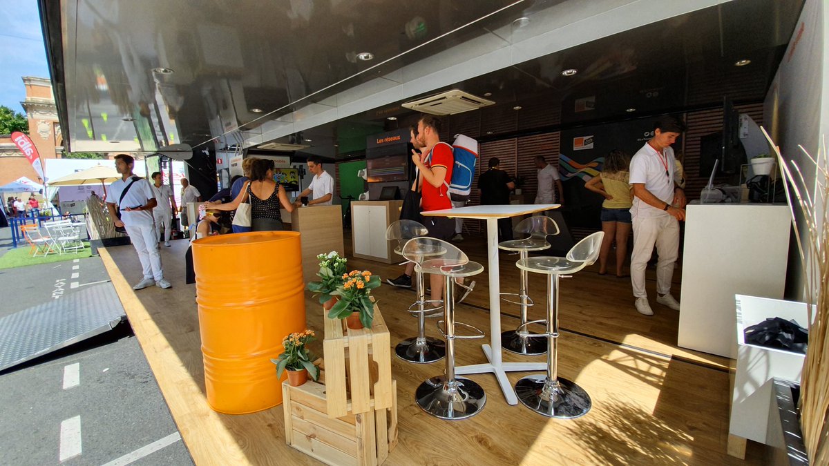 EventRentRS's tweet photo. Fancy a more open concept? Our #MobileShowroom is a events vehicle that can fit up to 150 people and be customized to your needs. Want to know more? Go to https://t.co/mWYHpHkaW8 or contact us at info@eventrent.nl #events https://t.co/Jdd43ICrKl