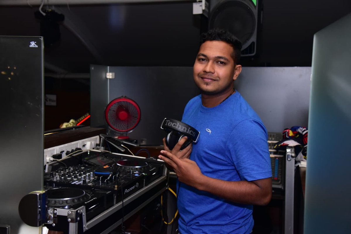 iamdjnikhill's tweet photo. Blue 💙 #deejaynikhil #blue #saturdaynightinonyx #crazy #fun #music #drinkdancerepeat🍻 https://t.co/afd5uZwolx