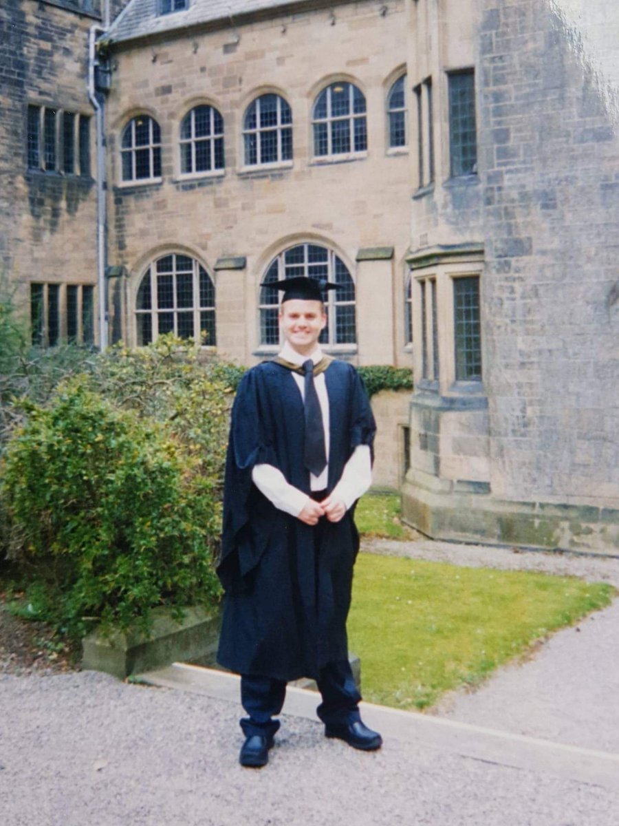 Graduating for the 1st time from Bangor University 15 years ago. Love my baggy pants! So much has happend since...in short: 

💑👶👨‍🎓🦸‍♂️👶🤵👰👶🏠🏃‍♂️👴
(🦸‍♂️=became a teacher btw!) 

How much has changed for you since your graduation?

 #GraduationFlashback #reflectiontime #TimeFlies