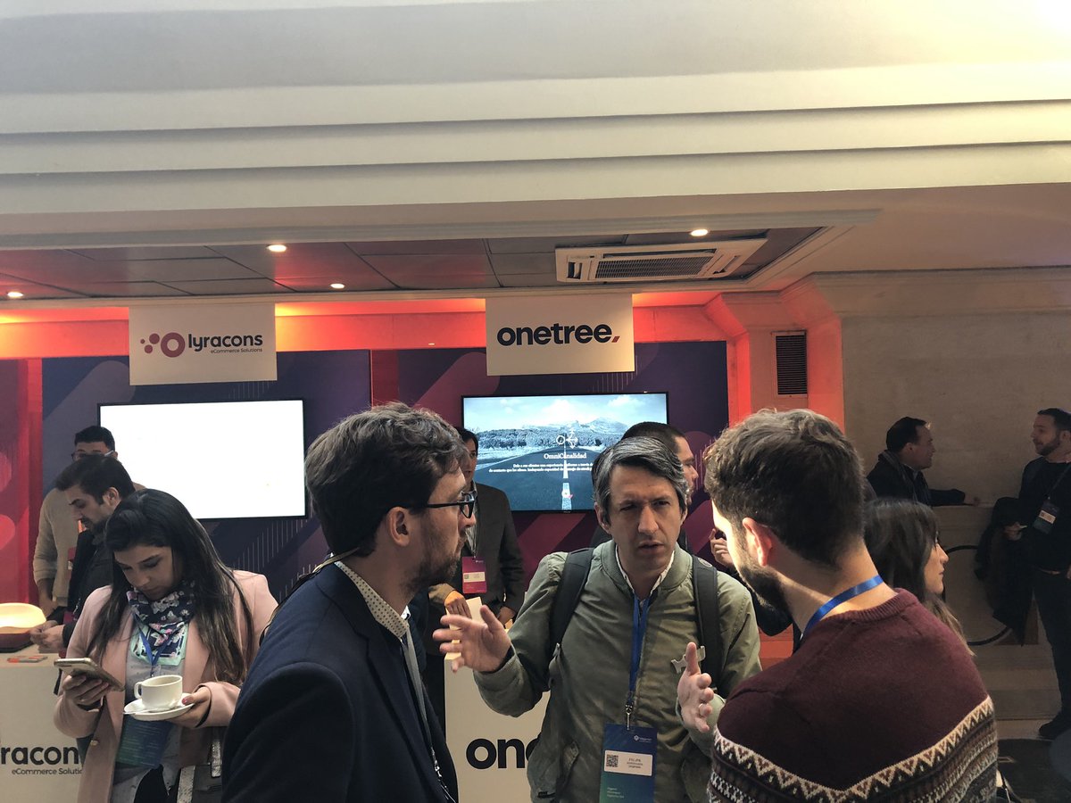 Estamos en 1er Magento ECommerce Experience de Latam. Asistentes de varios países conociendo los productos de Adobe para potenciar el canal digital #MagentoExperienceChile