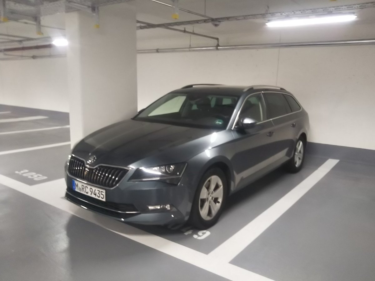 ﾏﾂﾑﾗﾘｳﾀﾛ フランクフルトで借りた謎のレンタカー Skoda シュコダ のsuperb スペルバ チェコのメーカーでvw傘下 この車はパサートのoemらしい 知らずに乗ると へー 結構いいじゃん と思ったが 後で事実を知ると やっぱりそうだよな という