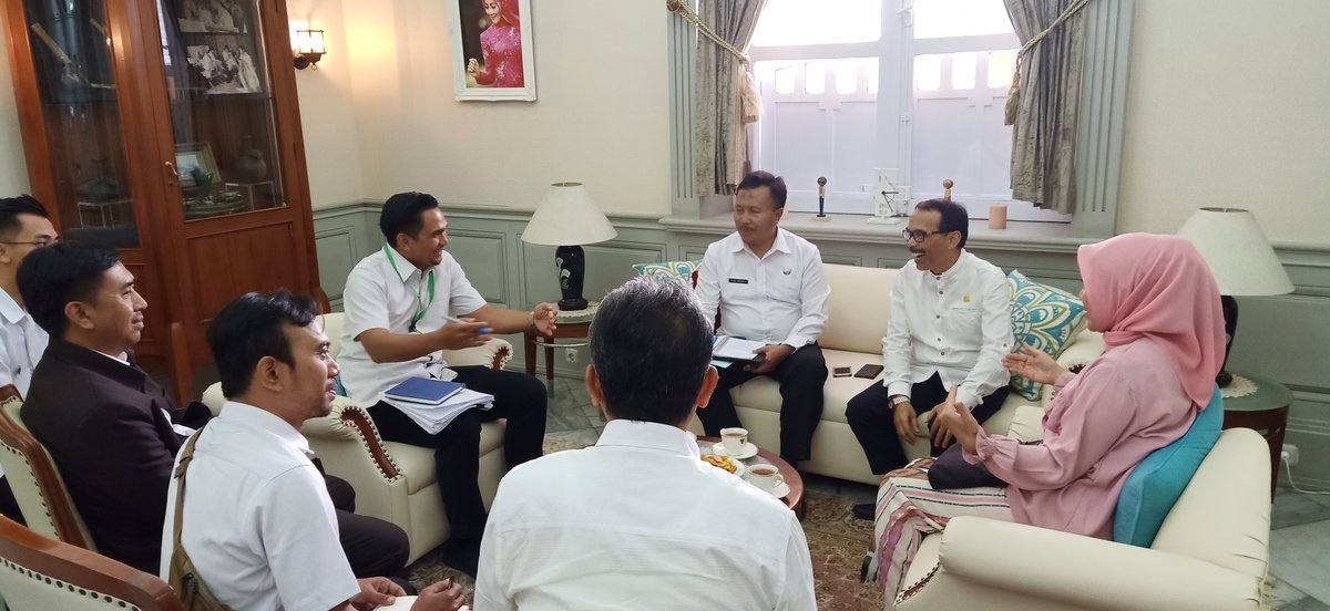 ata_lia's tweet photo. Kolaborasi itu sangat penting....
Komunikasi sebagai jembatannya .....selalu semangat akang teteh...
Acara selanjutnya tadi yaitu Rapat bersama Tim Biro Rumah Tangga... 🙏 ...
#siCinta #Ataliapr 💕 https://t.co/wIVcqHjWBO