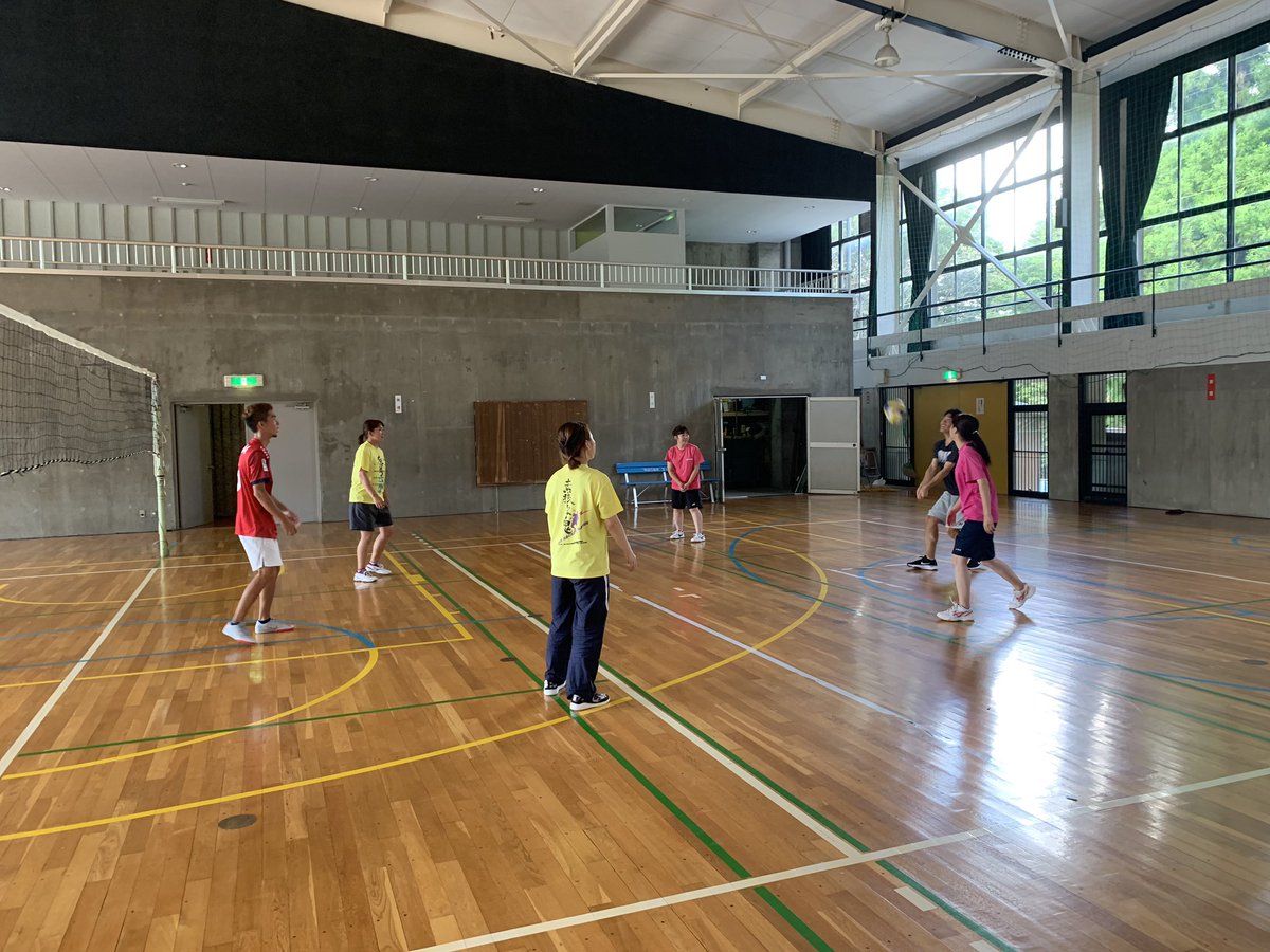 GSGUSoftTennis's tweet photo. 夏合宿1日目が終了しました。
午前中は体育館で球技大会を行いました。1年生は初めての球技大会でした。先輩後輩関係なく楽しくできていたのでよかったです。
午後からはテニスコートで練習を行いました。暑い中練習や試合を頑張りました。
あと2日間も暑いと思いますが、明日からも頑張りましょう！！ https://t.co/zxassQVqU9