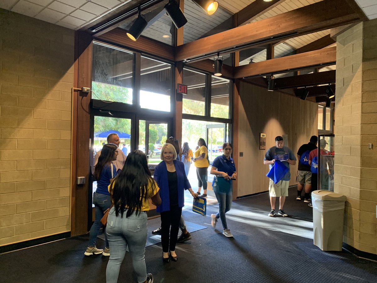 CSUBakersfield's tweet photo. Welcoming our newest ‘Runners this morning for the last orientation of the summer! #RunnerRundown #RunnerPride 💙💛 https://t.co/LKDXZVUdiW