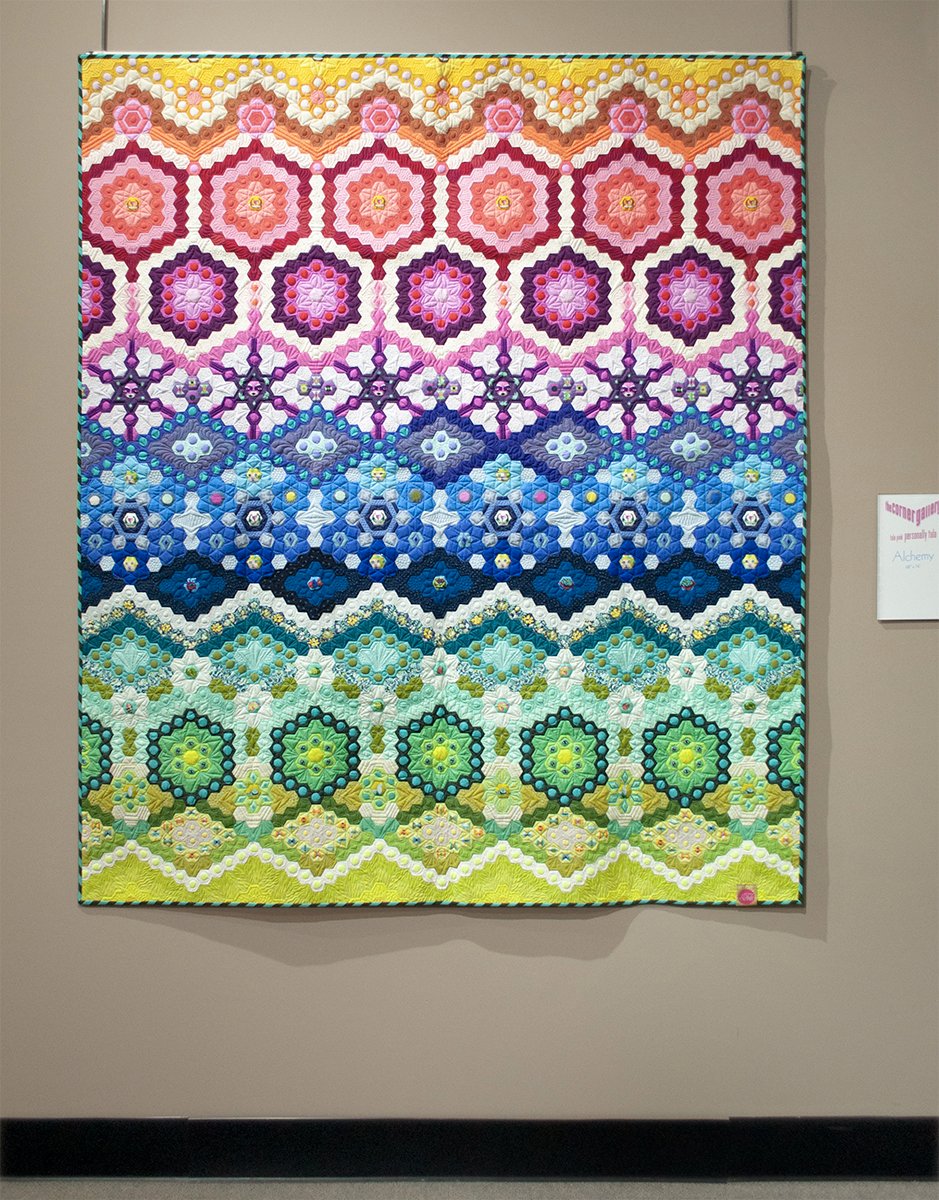 NatQuiltMuseum's tweet photo. Visitors this Saturday (August 10, 10am-Noon) can learn hands-on how to make "#hexies" using #EnglishPaperPiecing (#EPP) from our friends at Paper Pieces.
Try this piecing method & marvel at #TulaPink's masterful #quilts like "Alchemy."
#SummerQuilts #TulaTroops https://t.co/c9b9XbNAQu