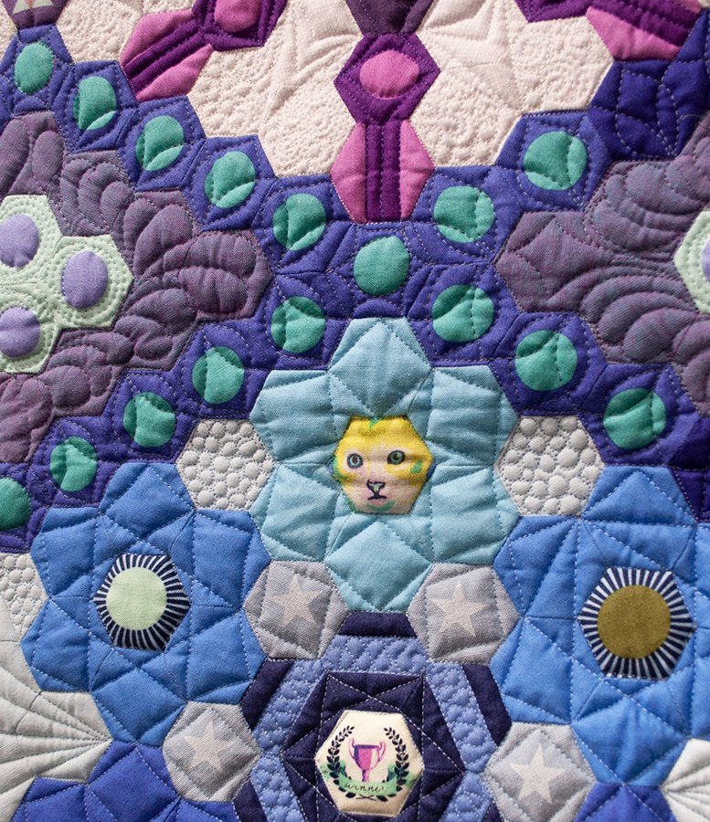 NatQuiltMuseum's tweet photo. Visitors this Saturday (August 10, 10am-Noon) can learn hands-on how to make "#hexies" using #EnglishPaperPiecing (#EPP) from our friends at Paper Pieces.
Try this piecing method & marvel at #TulaPink's masterful #quilts like "Alchemy."
#SummerQuilts #TulaTroops https://t.co/c9b9XbNAQu