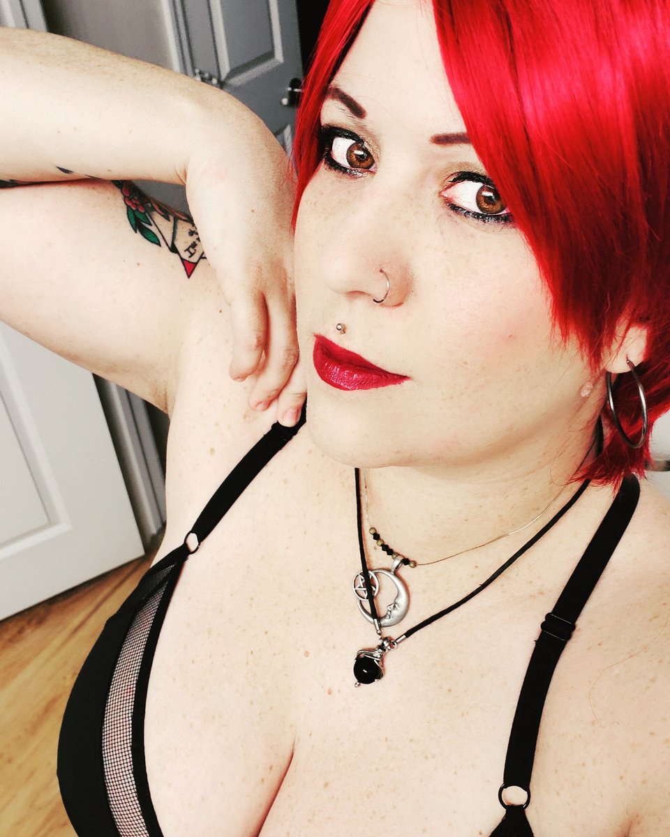 Para_Noir_Mal's tweet photo. Back to red. Those fangs look good on you, darling. 🧛‍♀️
#selfie #spooky #ghoulbabes #gothbeauty #darkbeauty #creepygirl #horrorauthor #writerslife #uniquehair https://t.co/7Ttmjx5yGU