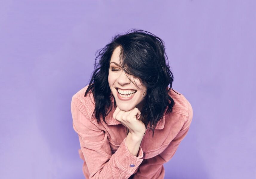 Die amerikanische Künstlerin <a href="/kflay/">K.Flay</a> meldet sich mit ihrem neuen Album „Solutions“ zurück und ist ab Ende Oktober in Deutschland. noisiv.de/k-flay-kommt-m…