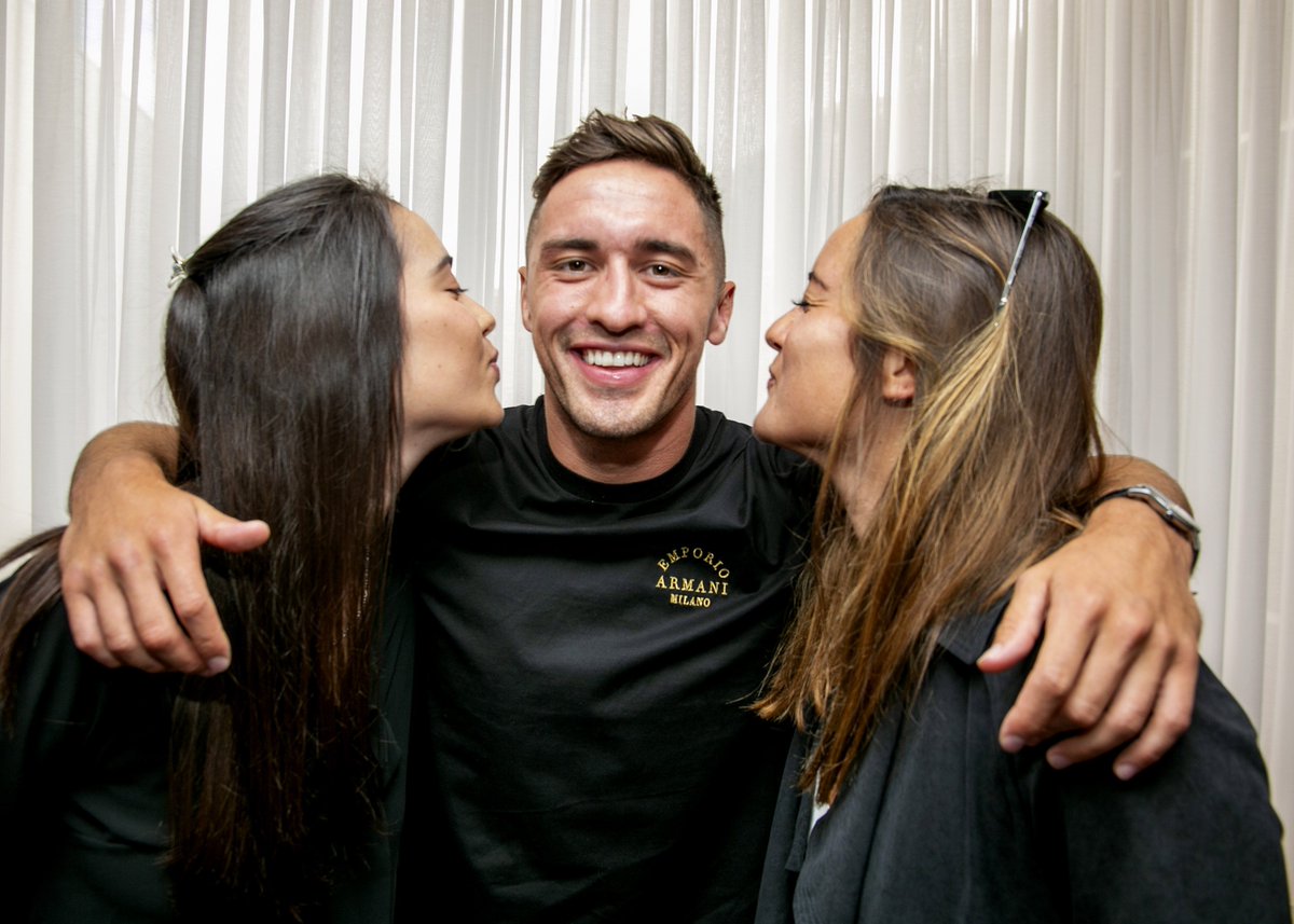 ClareEcho's tweet photo. Hero's welcome for Love Island's Greg O'Shea at Shannon Airport https://t.co/FeASsvFtP8 #LoveIsland https://t.co/R3r1Mum1Se