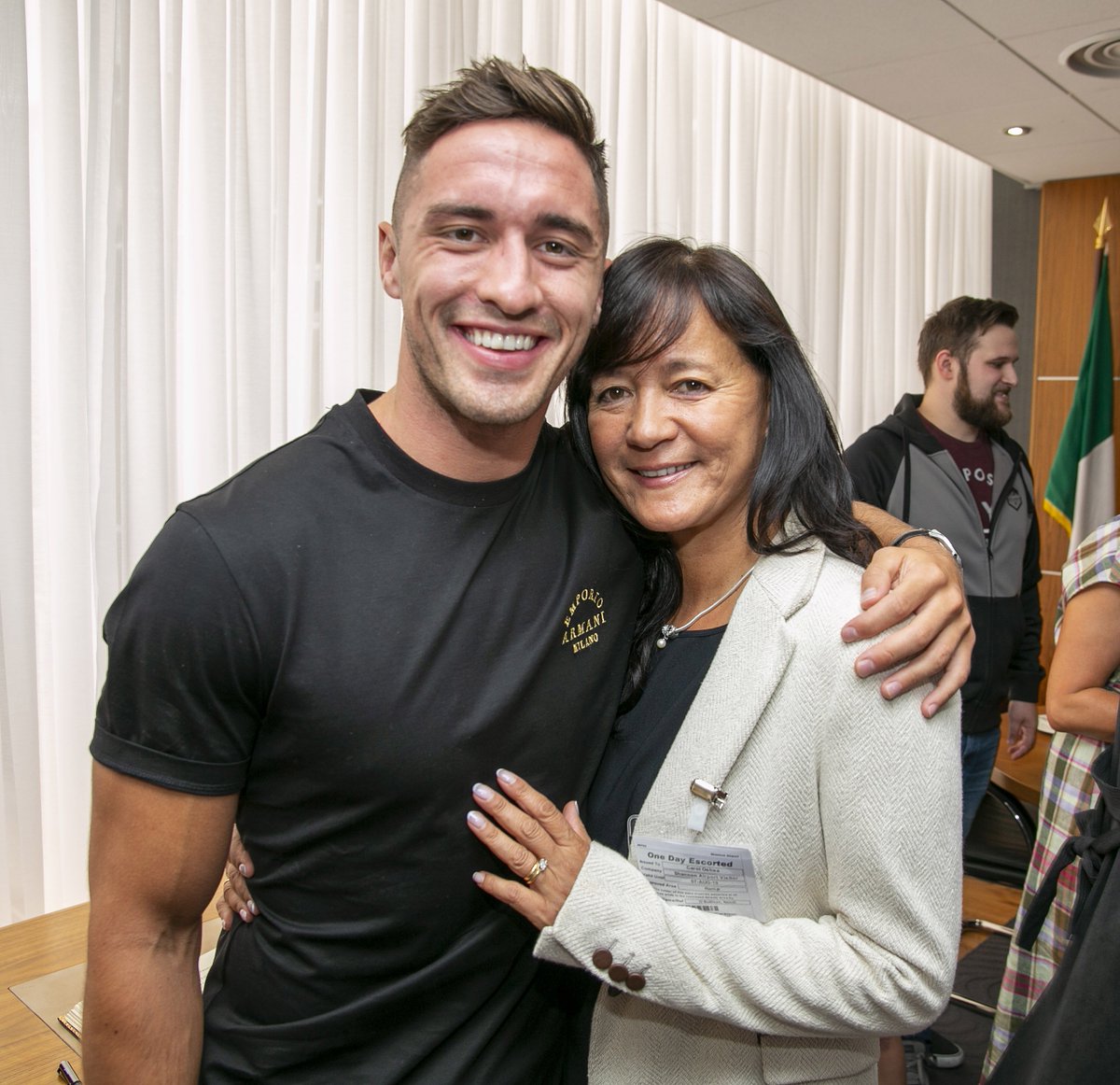 ClareEcho's tweet photo. Hero's welcome for Love Island's Greg O'Shea at Shannon Airport https://t.co/FeASsvFtP8 #LoveIsland https://t.co/R3r1Mum1Se