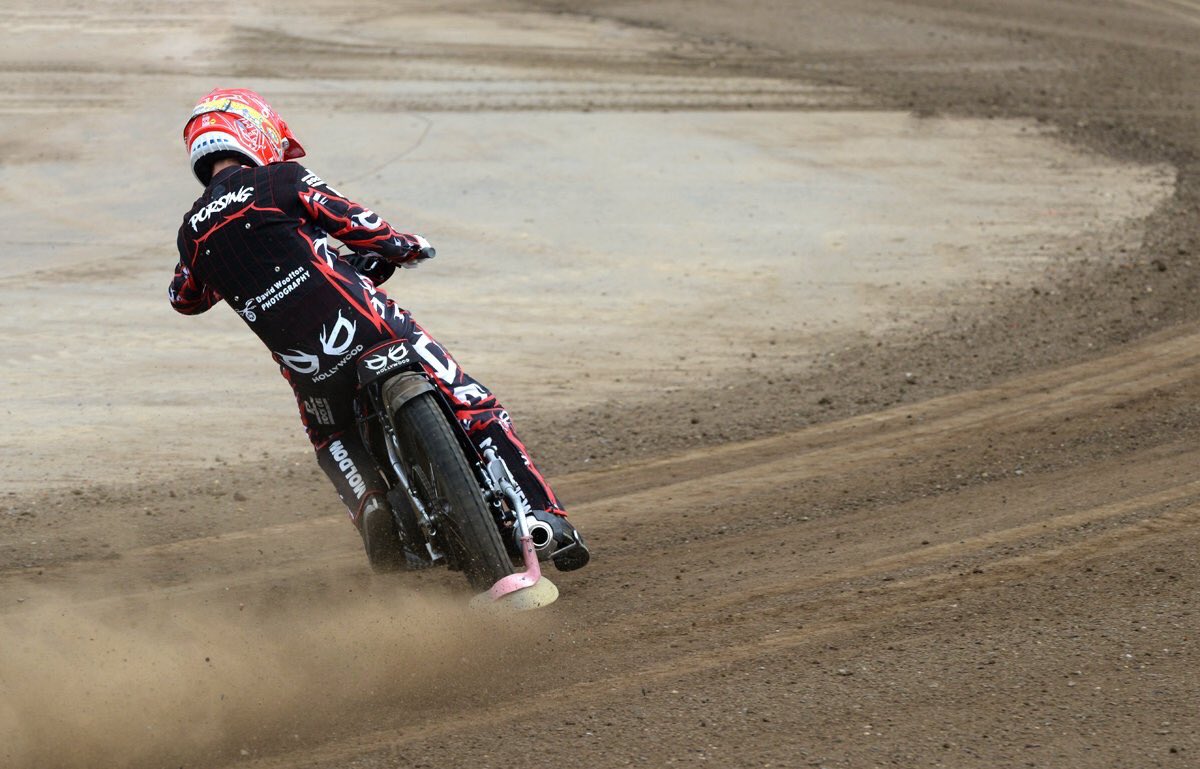 PorsingRacing's tweet photo. Thanks Luke for preparing track and a grippy start today for me to find set up on both bikes. Learnt a lot 👏 @KLSpeedway @MaxviewLtdUK @MoldowDK @MRCGroupUK @RockOilNews @wootton_photo @wilkikrosno @MKMEDRZESZOW @NorikKoczarian @pointersheating https://t.co/jIi3hborz0