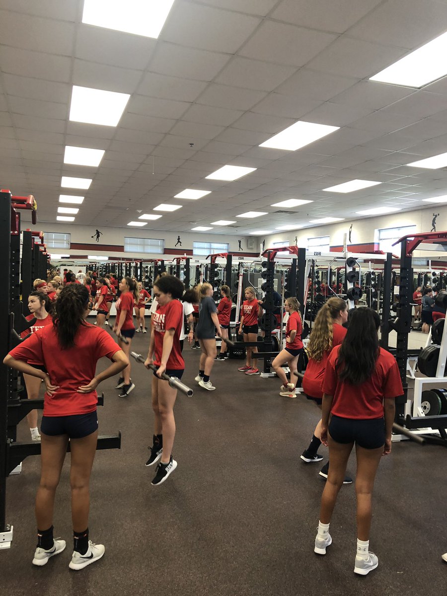 dylanstubbedoo's tweet photo. @Coach_CBerry grooming the hinge pattern with the youngins! Can’t wait to watch @TxnVB this year 🔥🔥 https://t.co/tx1q5hftTN
