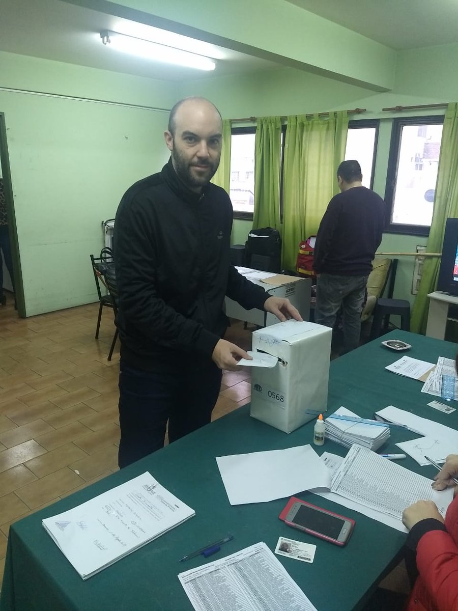 Ate3defebrero's tweet photo. Los compañerxs de educación y civiles de las FFAA votando desde temprano
@ateprensa @Anusateok @ATEBuenosAires https://t.co/LSEsiU5f3h