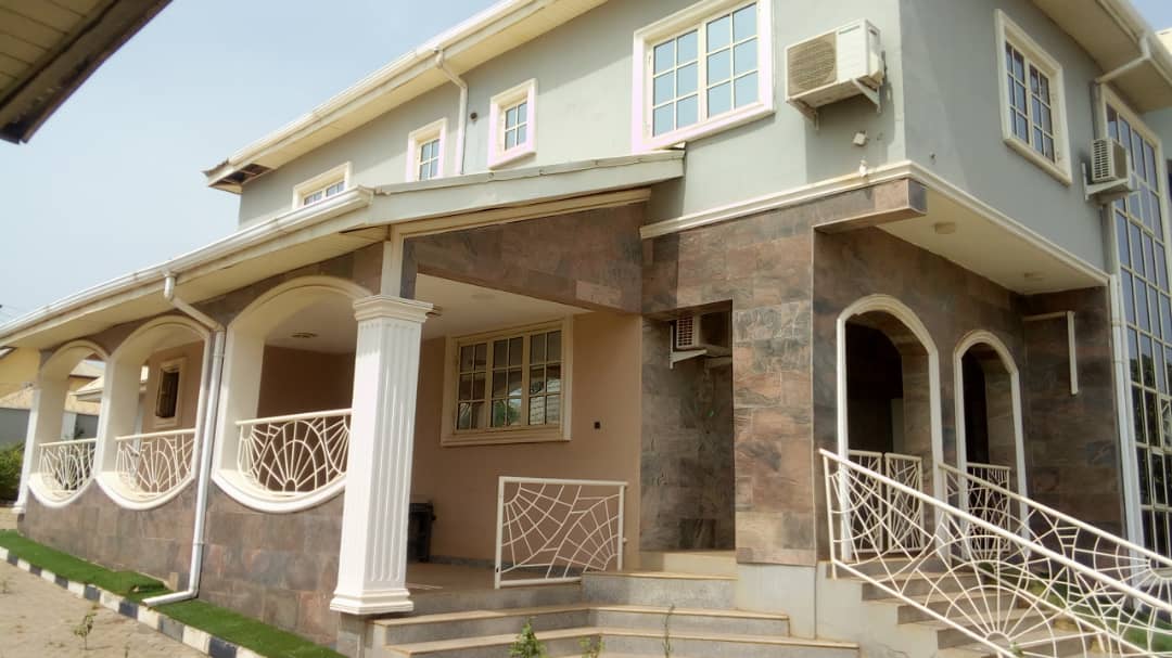 haqiru's tweet photo. 5 bedroom duplex with 2 bedroom bq in Peace court Estate lokogoma for sale N70m https://t.co/iwZTgsGoND