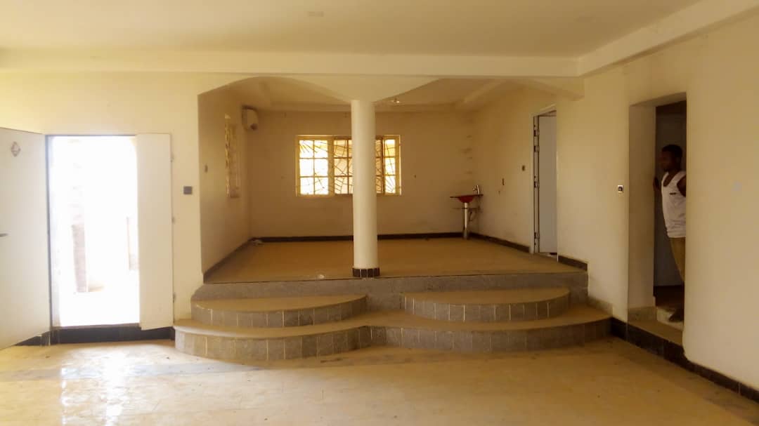 haqiru's tweet photo. 5 bedroom duplex with 2 bedroom bq in Peace court Estate lokogoma for sale N70m https://t.co/iwZTgsGoND