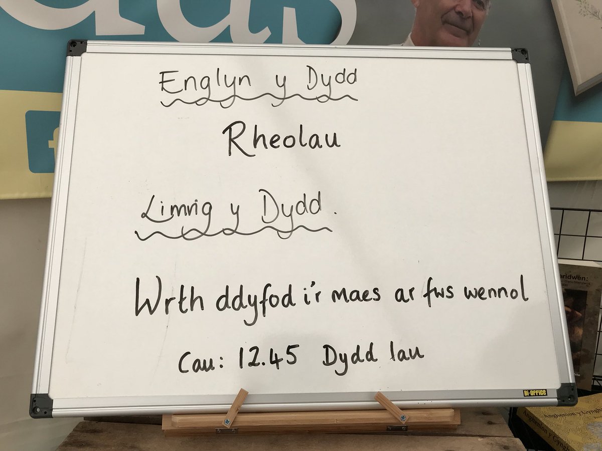 trydarbarddas's tweet photo. Rhowch gynnig arni! #englyn #limrig #yagym @eisteddfod 
Ebostiwch eich ceisiadau i ffion@barddas.com neu dewch a nhw i’r blwch pren ar stondin #Barddas #CymdeithasGerddDafod https://t.co/YmV4i7284x