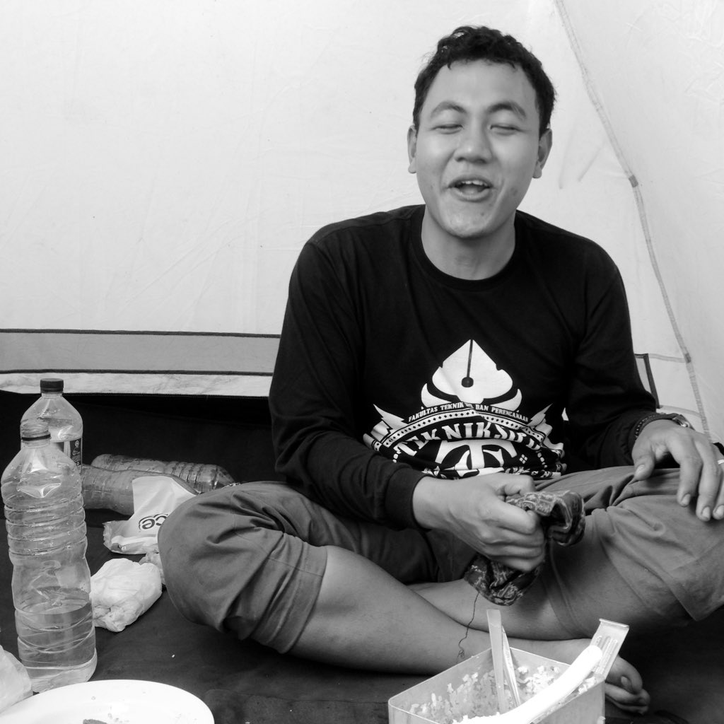 Kurang maksimal kah aku jadi ketua tim kau ceng? Sampai harus juga kupimpin shalat jenazah mu. Kopi mu masih panas ini. Cepat betul, kau tinggalin kami ke puncak idaman.