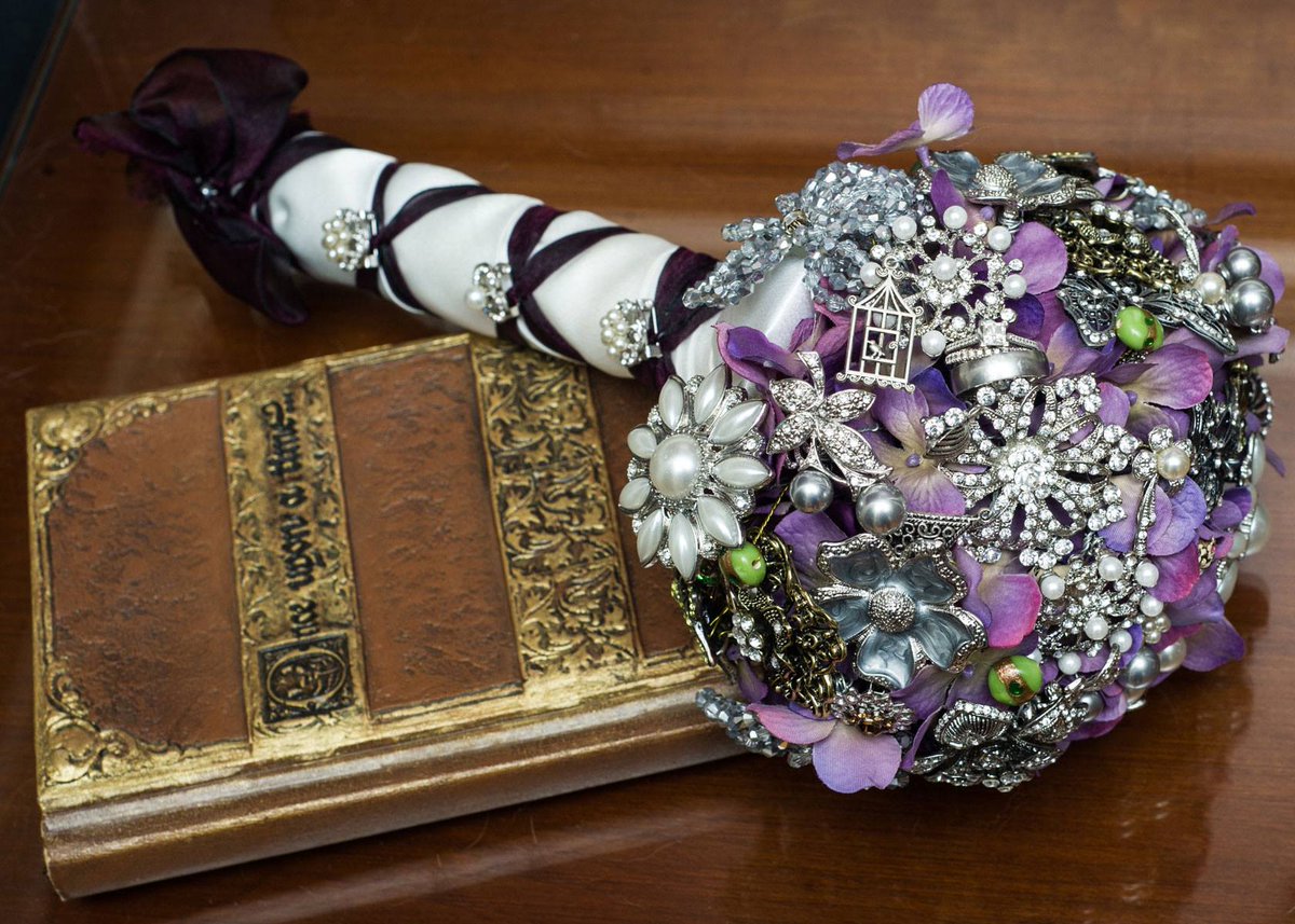 BridalCreations's tweet photo. What is the #broochbouquet of your dreams?

#wedding #weddingplanning #2020wedding #weddingbouquet #weddinginspo #love https://t.co/CzE4bJADzB
