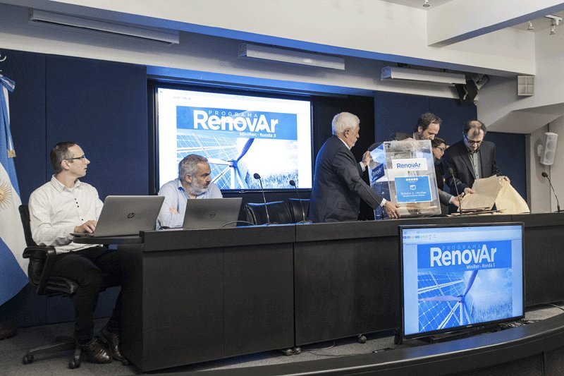 renovables_news's tweet photo. ENERGIAS RENOVABLES EN ARGENTINA: CON LA ADJUDICACION DE 38 PROYECTOS DEL RENOVAR 3 EL GOBIERNO SUMA ENERGIA LIMPIA PARA 250000 HOGARES https://t.co/b5Reh6Nlrz https://t.co/gDSp1muflf