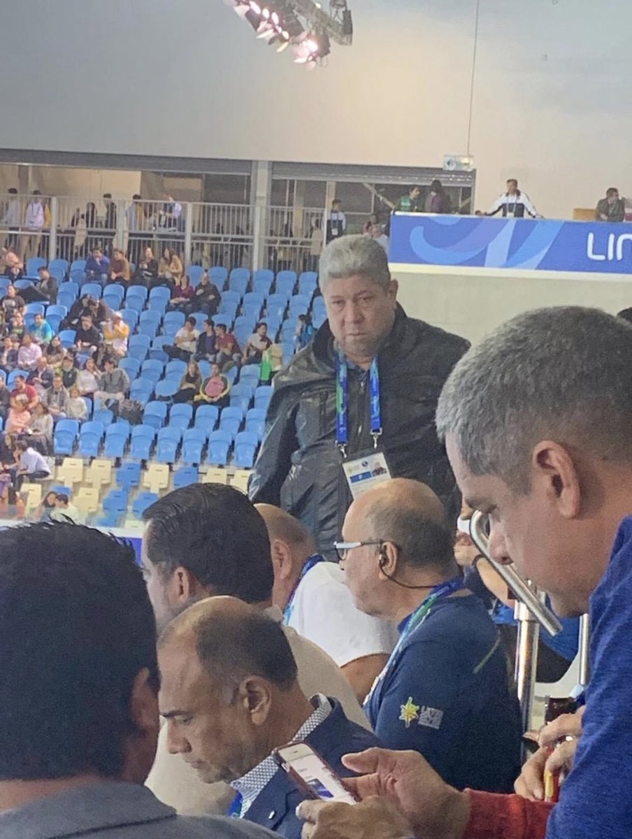 DavisZone's tweet photo. Una pregunta ? No que este señor no podía salir del país? Me llega esta foto que está en Lima,Perú normal viendo los juegos Panamericanos y comiendo ceviche, ají de gallina, lomo salteado etc etc etc y seguro que no es con su plata que pago ese viaje https://t.co/h79Y73pzct