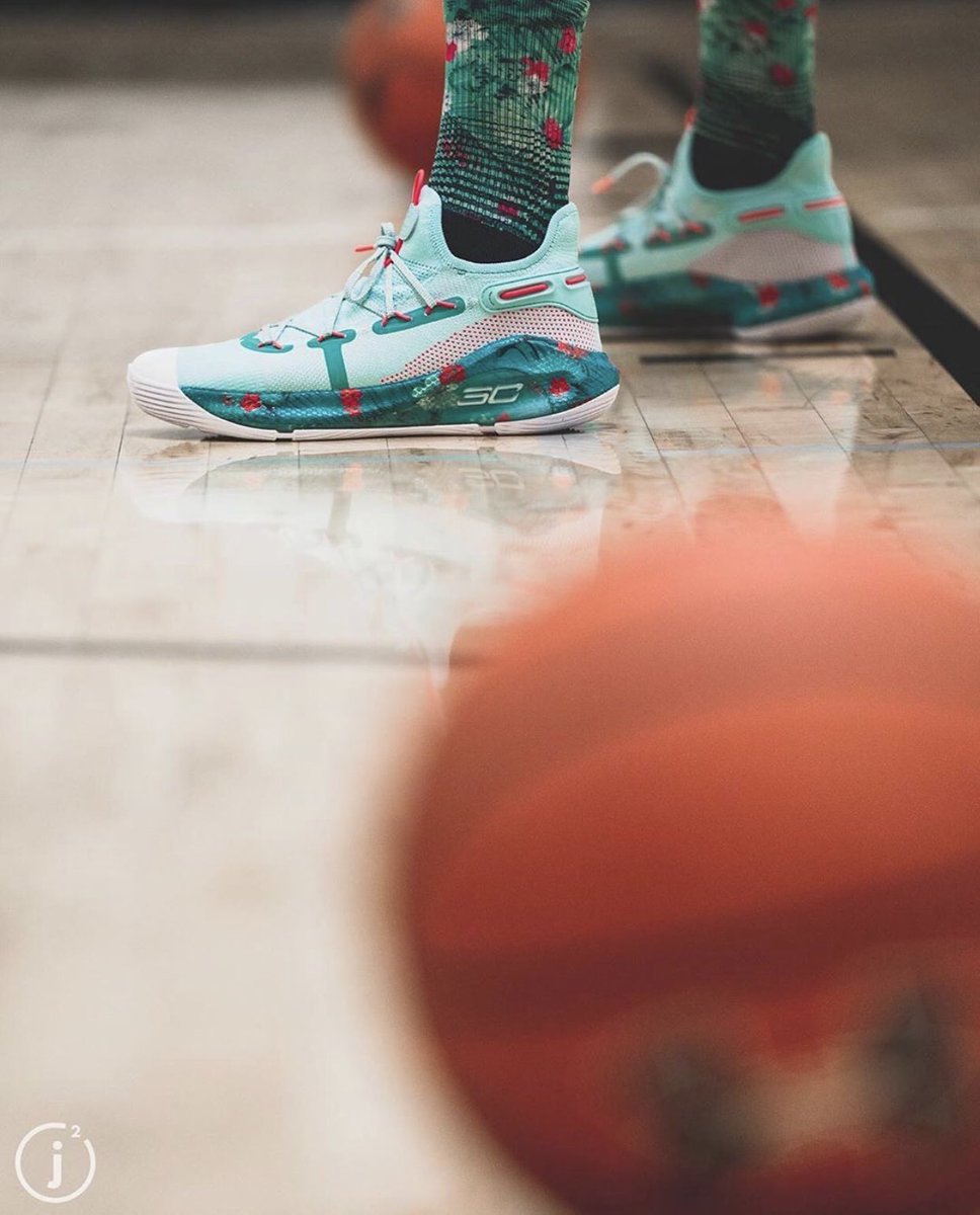 SportologyM's tweet photo. Steph Curry reaparece en cancha y debuta los Under Armour Curry 6 👨🏽‍🍳🔥😍. 
#NBAKicks 👟👟#Curry6 
 #SportologyMag 🕶 https://t.co/Zf65iyPJZc