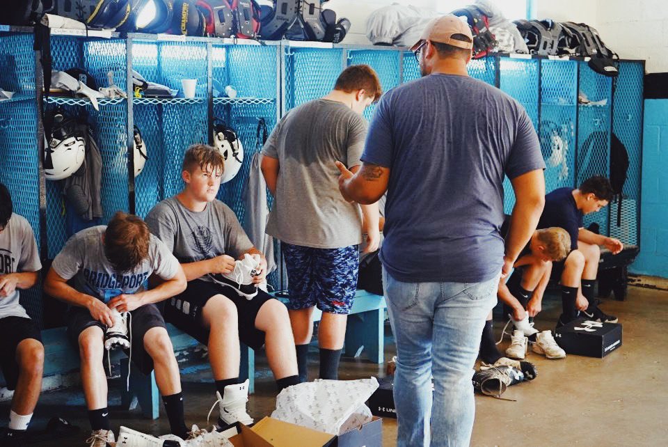 TheExperienceTE's tweet photo. At #TEChurch, God has called us to be RADICALLY GENEROUS.
@412te, our student ministry, gave away 25 new pairs of cleats to the @BHS_BulldogFB yesterday!
We believe in this team.
#ThisIsWhy
#412TE https://t.co/uDjsZ73I7C