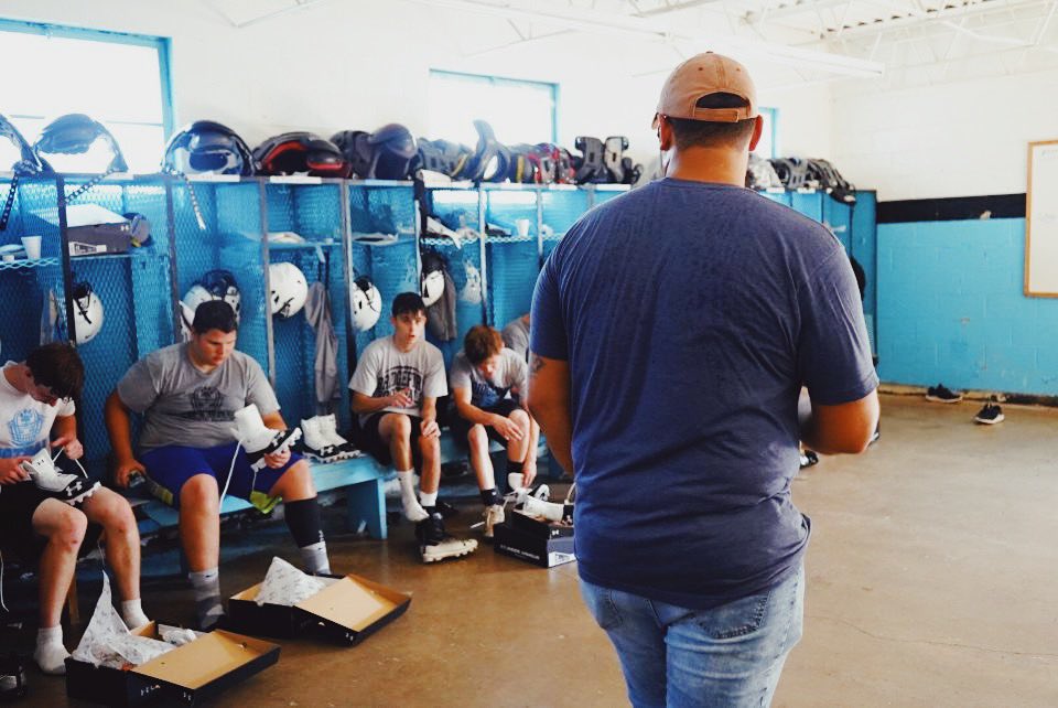 TheExperienceTE's tweet photo. At #TEChurch, God has called us to be RADICALLY GENEROUS.
@412te, our student ministry, gave away 25 new pairs of cleats to the @BHS_BulldogFB yesterday!
We believe in this team.
#ThisIsWhy
#412TE https://t.co/uDjsZ73I7C