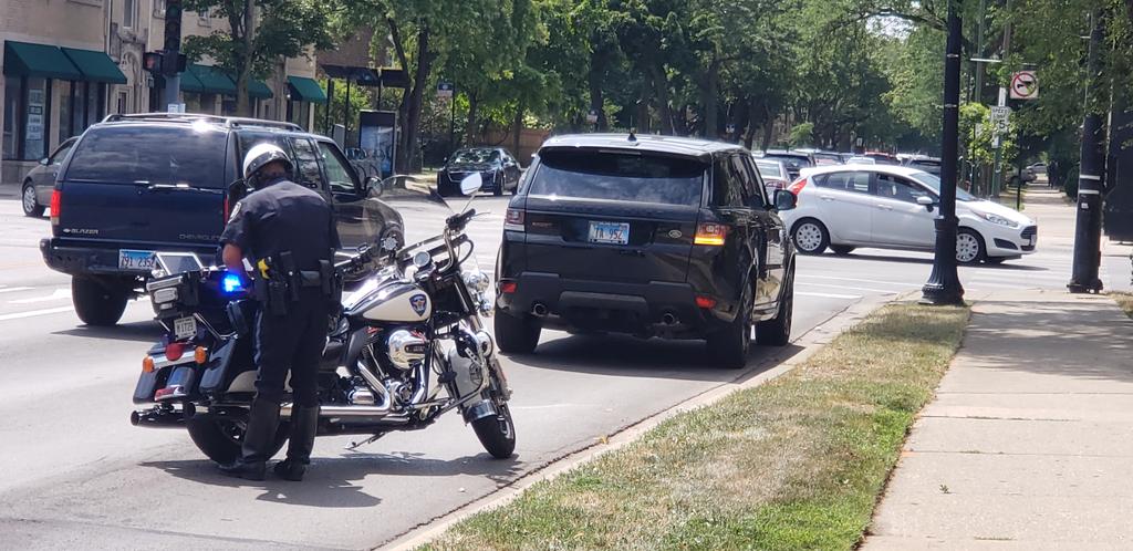 EvanstonPD's tweet photo. Traffic Enforcement continues along Ridge as well as all over the City.#AsaferRidge https://t.co/CYR4UtDCxU