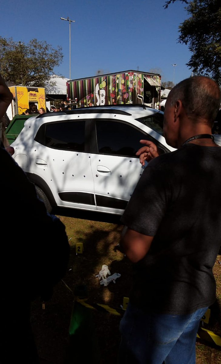 univ_positivo's tweet photo. Um corpo e um carro todo baleado em plena #MostraUP? 😮Pra desvendar o mistério, corre pro Bloco Marrom! https://t.co/DPuxXTocGY