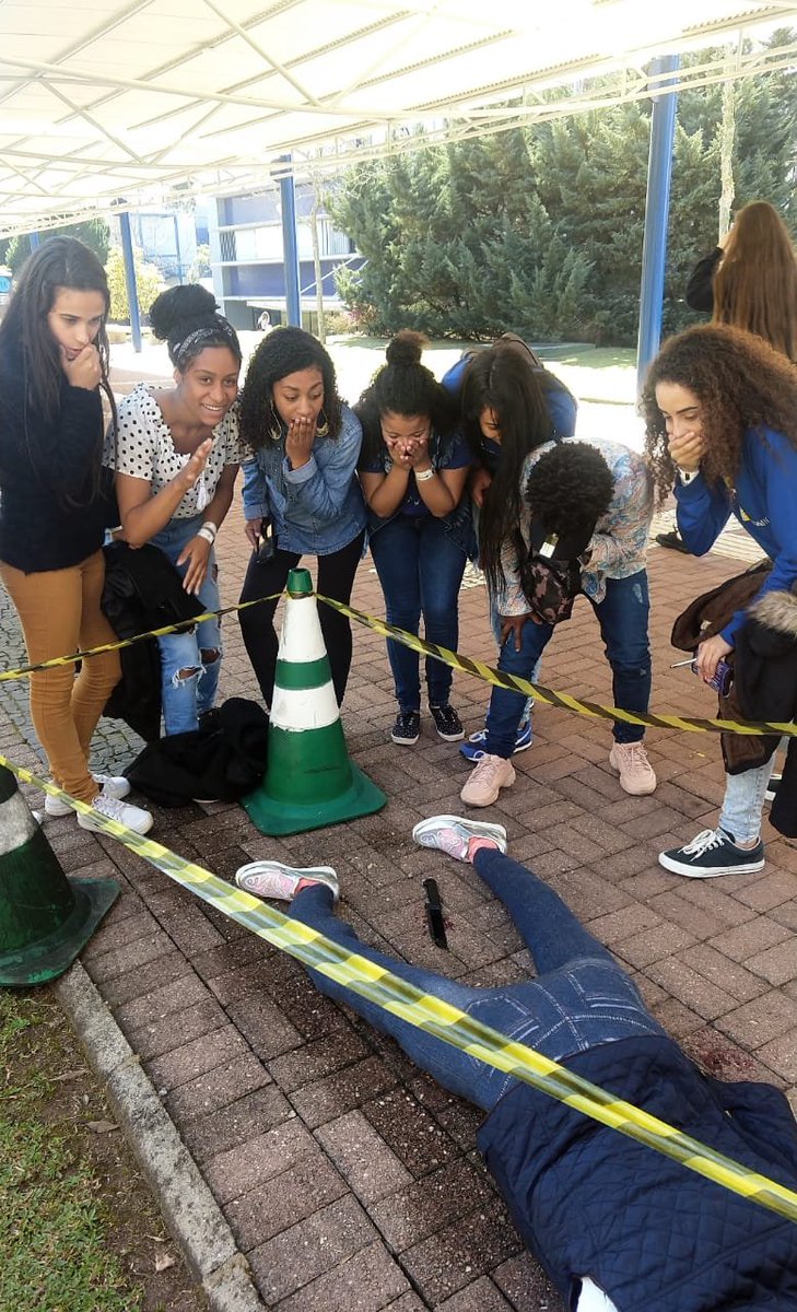univ_positivo's tweet photo. Um corpo e um carro todo baleado em plena #MostraUP? 😮Pra desvendar o mistério, corre pro Bloco Marrom! https://t.co/DPuxXTocGY