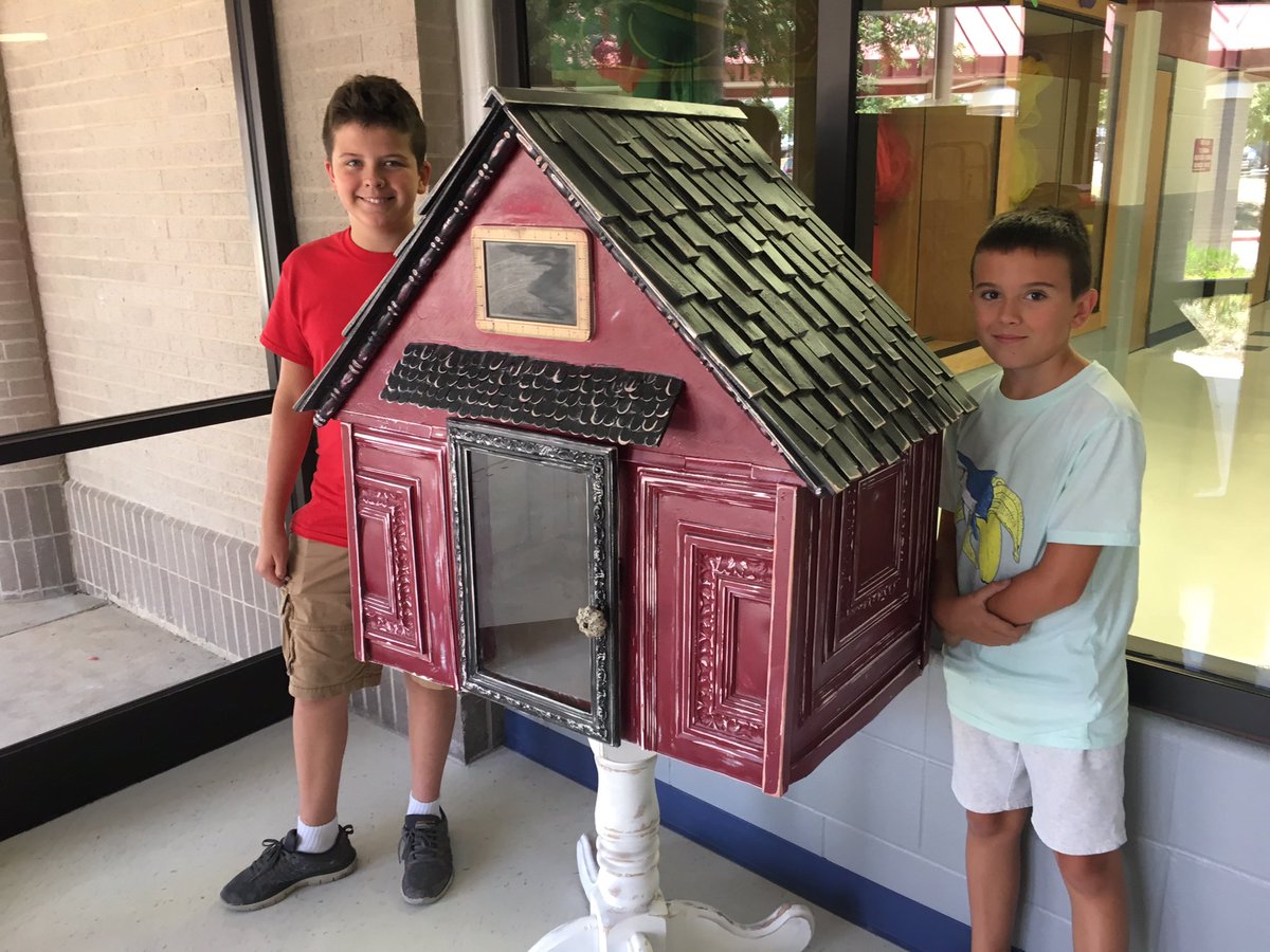 brandy_kloewer's tweet photo. The new lending library at @NISDEvers @NISD_FineArts #Everslead #LegendaryUnicorns #ThisIsNorthside https://t.co/aTxAYFO2mr