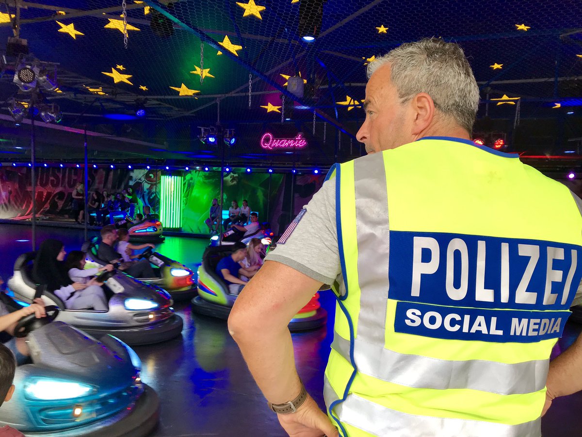 polizei_nrw_bo's tweet photo. Bitte fahren Sie vorsichtig. Nicht nur auf dem Autoscooter sondern auch auf dem Hin- und Rückweg. Ach ja: Don‘t drink and drive - versteht sich von selbst, oder?
#Crange2019 #SocialMediaStreife https://t.co/ZKw9ILAOA0