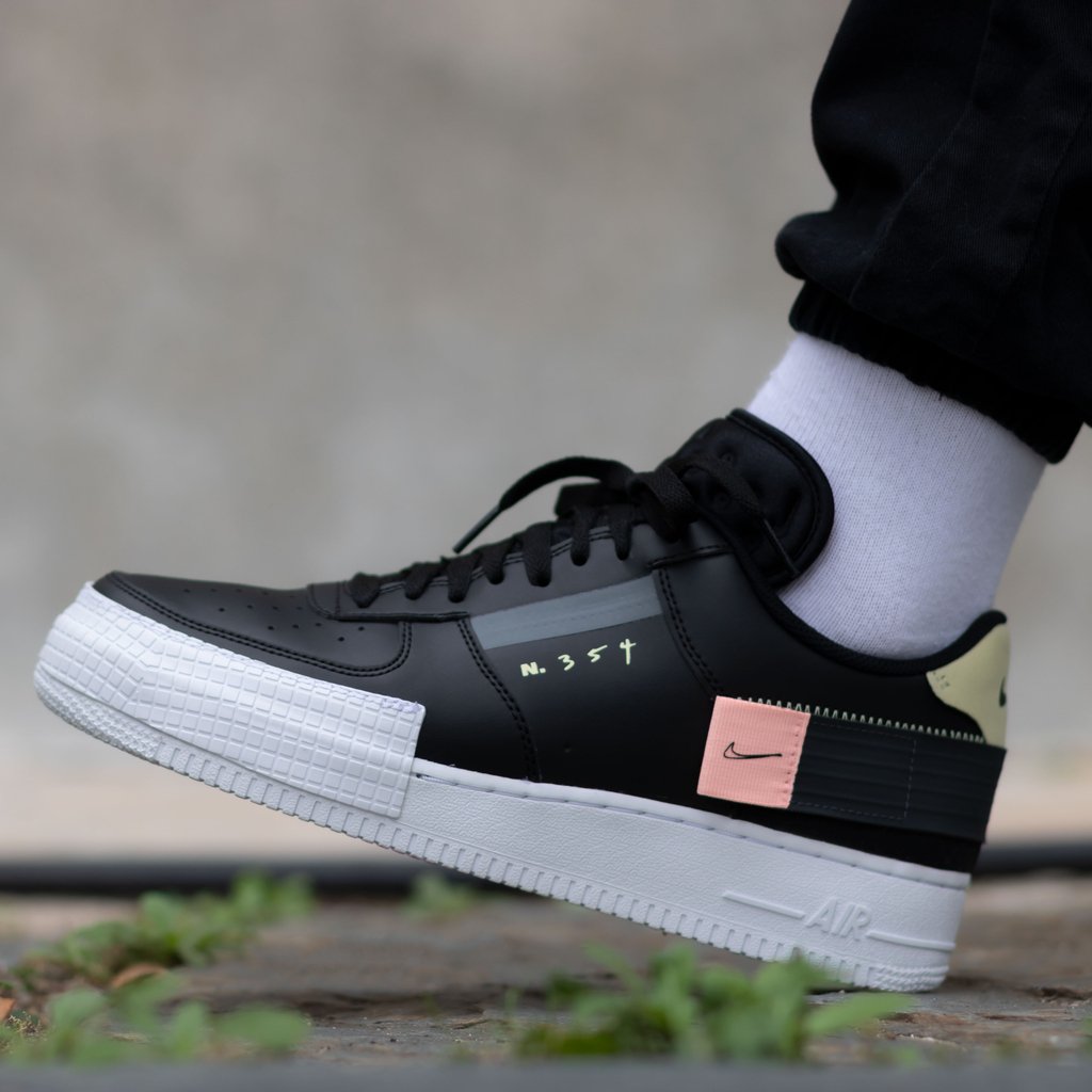 Grado Celsius sufrimiento mensual FOOTDISTRICT Twitterren: "Based on an Air Mowabb prototype from 2001, the  latest @Nike Air Force 1 Type (Black) from the new N.354 line drops this  Friday, August 9th, at 09:00AM CEST online