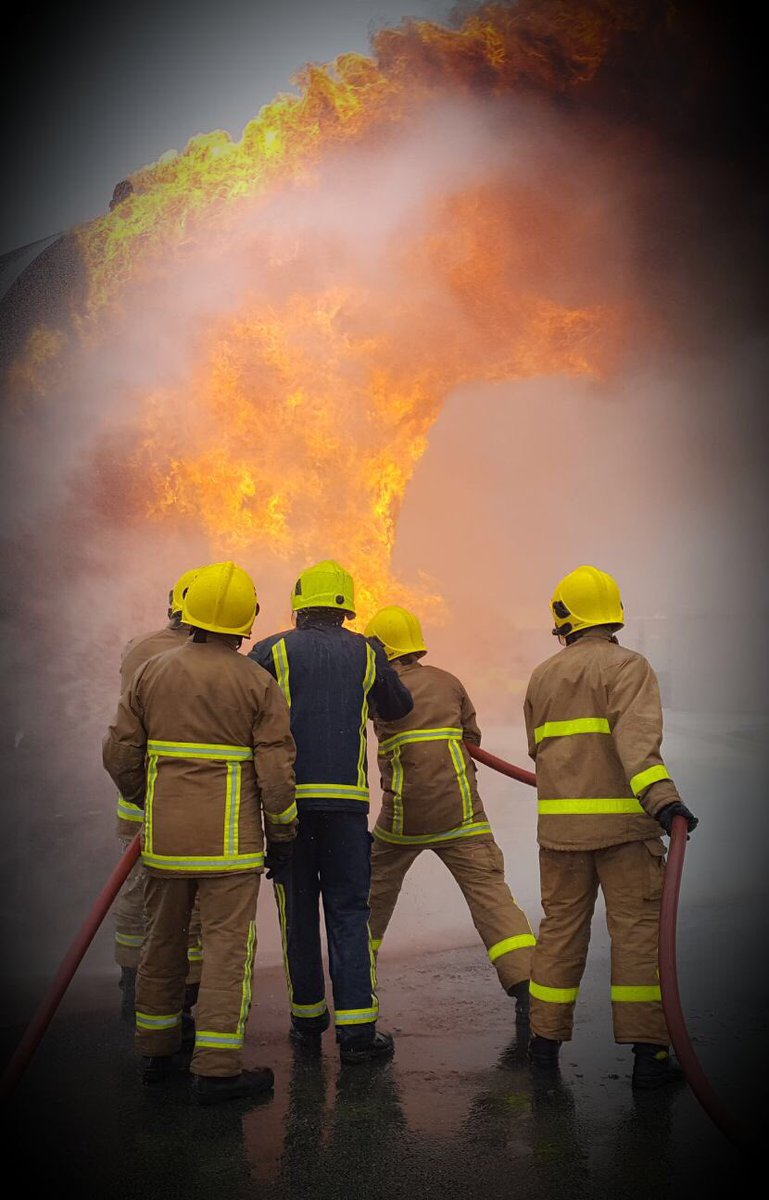 Doors are open at Wesham Fire Station tonight 18:00 - 20:00 for anyone that would like some more information about becoming an On Call Firefighter 👩‍🚒 👨‍🚒 #brewwiththecrew #oncall #firefighter