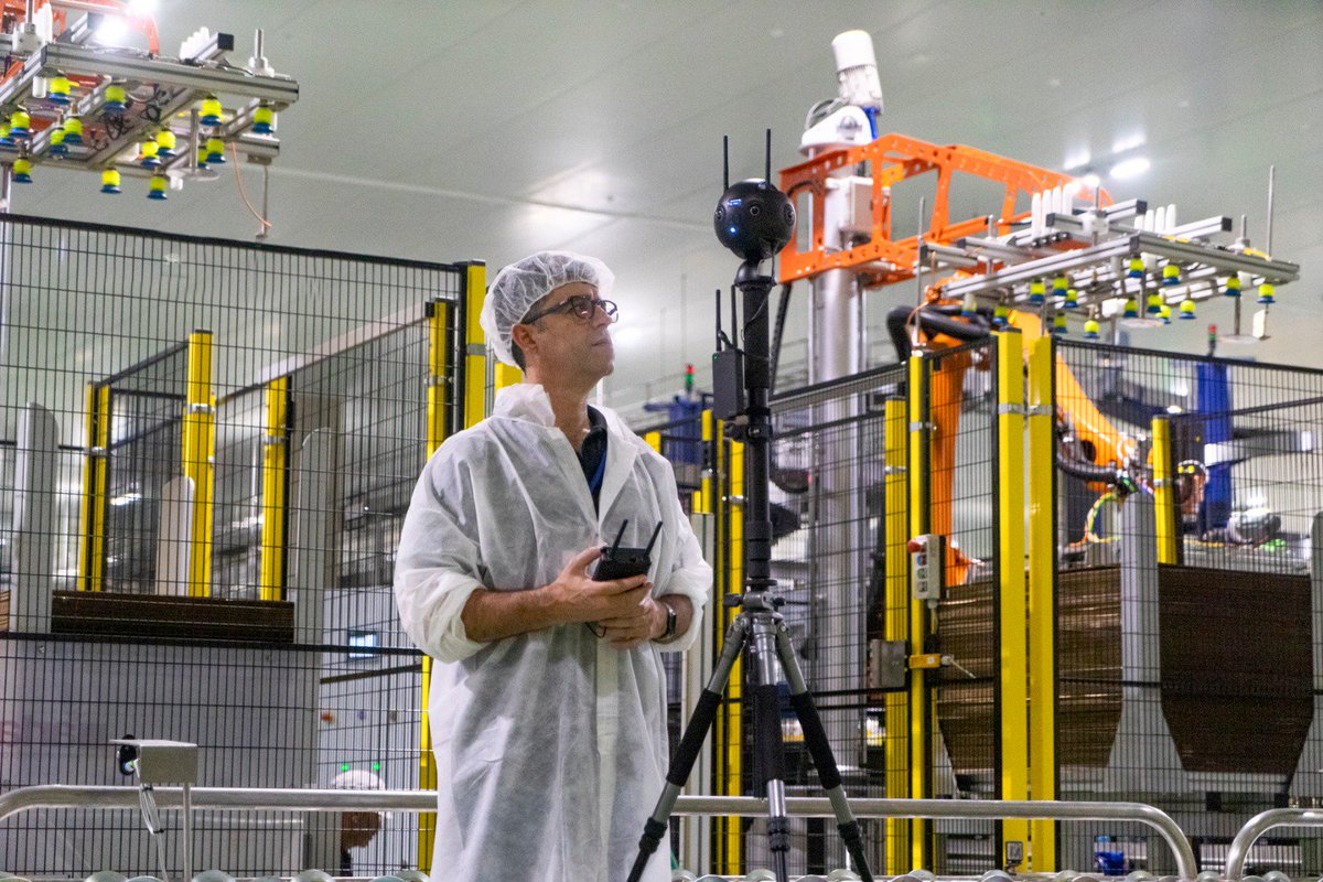 MundoRed_Tweet's tweet photo. La pasada semana, parte del equipo de #MundoRed🌐, estuvimos grabando un vídeo inmersivo 360ª 3D en la sección de robótica de la fábrica del Grupo Ybarra en Dos Hermanas, Sevilla, la factoría de productos alimenticios más grande de Europa. https://t.co/BoPaStCw8t