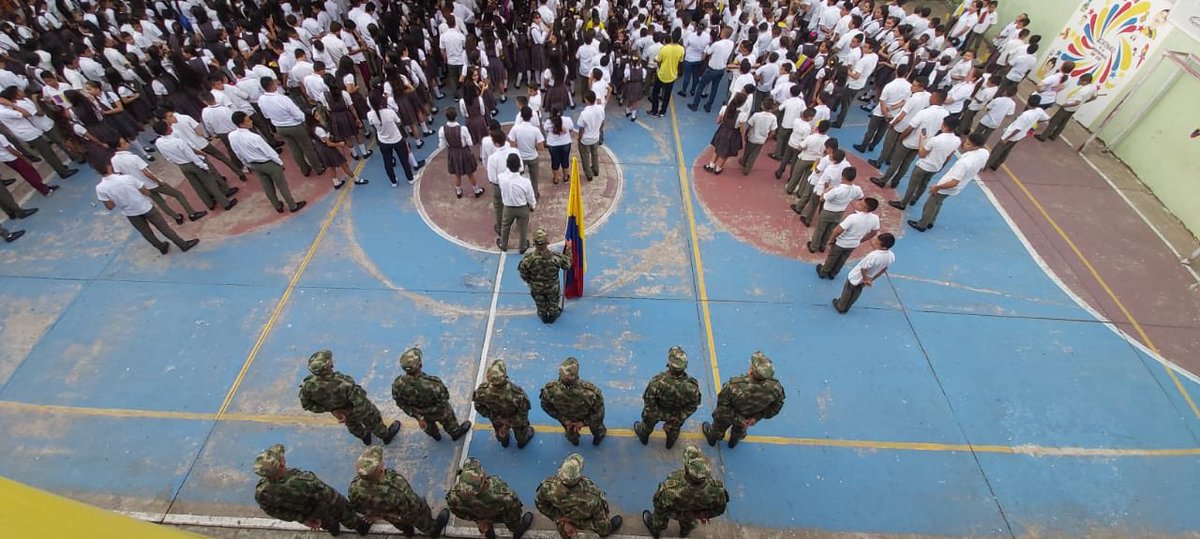 Ejercito_Div1's tweet photo. #HéroesBicentenarios de Batallón Especial, Energético y Vial n.3 #DécimaBrigada con apoyo de #BatallónAcciónIntegral1 @Ejercito_CAAID 
izan el Pabellón Nacional en el plantel educativo de Ayacucho, Cesar en conmemoración del #7DeAgosto, día de @COL_EJERCITO. #EjércitoBicentenario https://t.co/ptkOet779E