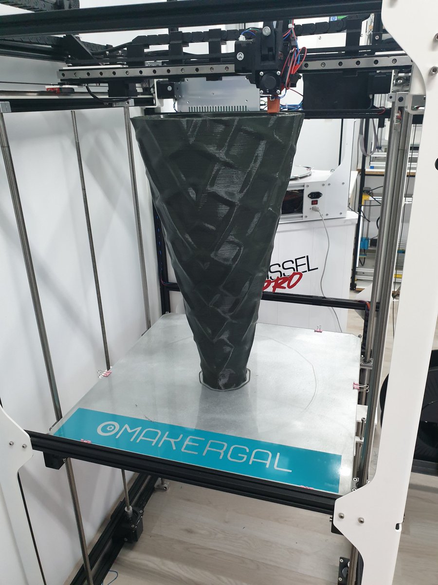 MakerGal3D's tweet photo. La #indominus3d vuelve a la carga!!! A ver quien adivina que estamos imprimiendo 🤔🤔🤔🤔
#3DPrinting #3dprinters #3dprint #big3dprinter #hypercube3dprinter #hypercubes #hypercubeevolution #hypercube #impresion3d #impresora3d #maker #pla #3r3dtm https://t.co/7FQHlxSccG