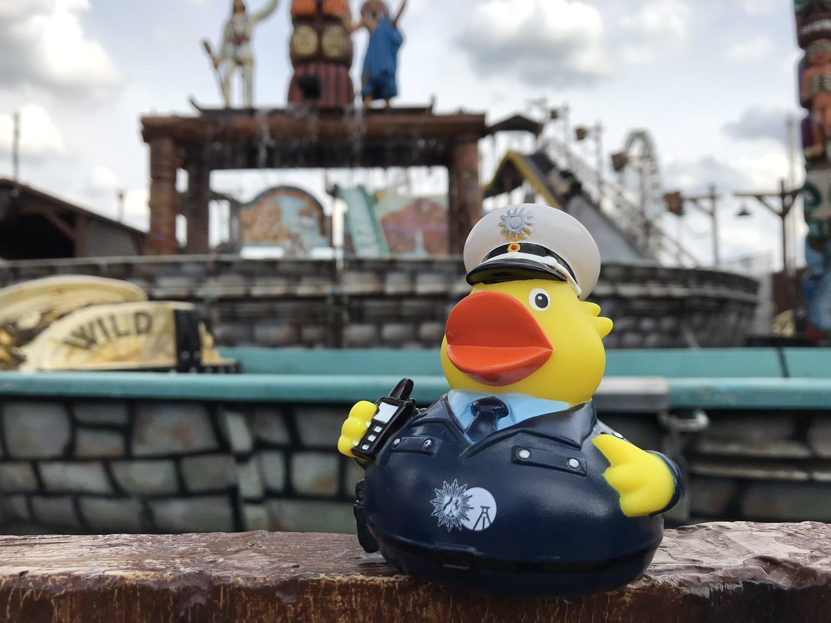 polizei_nrw_bo's tweet photo. Die Strömung in der Wildwasserbahn ist unserer Polizeiente zu stark. Sie schiebt lieber eine ruhige Kugel am Beckenrand 🦆🦆🦆
#Crange2019 #SocialMediaStreife https://t.co/MDvDzSlLyZ
