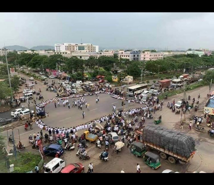 DarbarDr's tweet photo. #SayNoToNMCbill. 
Doctors  of India will be written in golden words in the history of struggles for quality affordable medical education.  
Government is not realising the fact that the more they oppress the more we will resist.@drharshvardhan @PMOIndia @ https://t.co/59V6DqQPgu