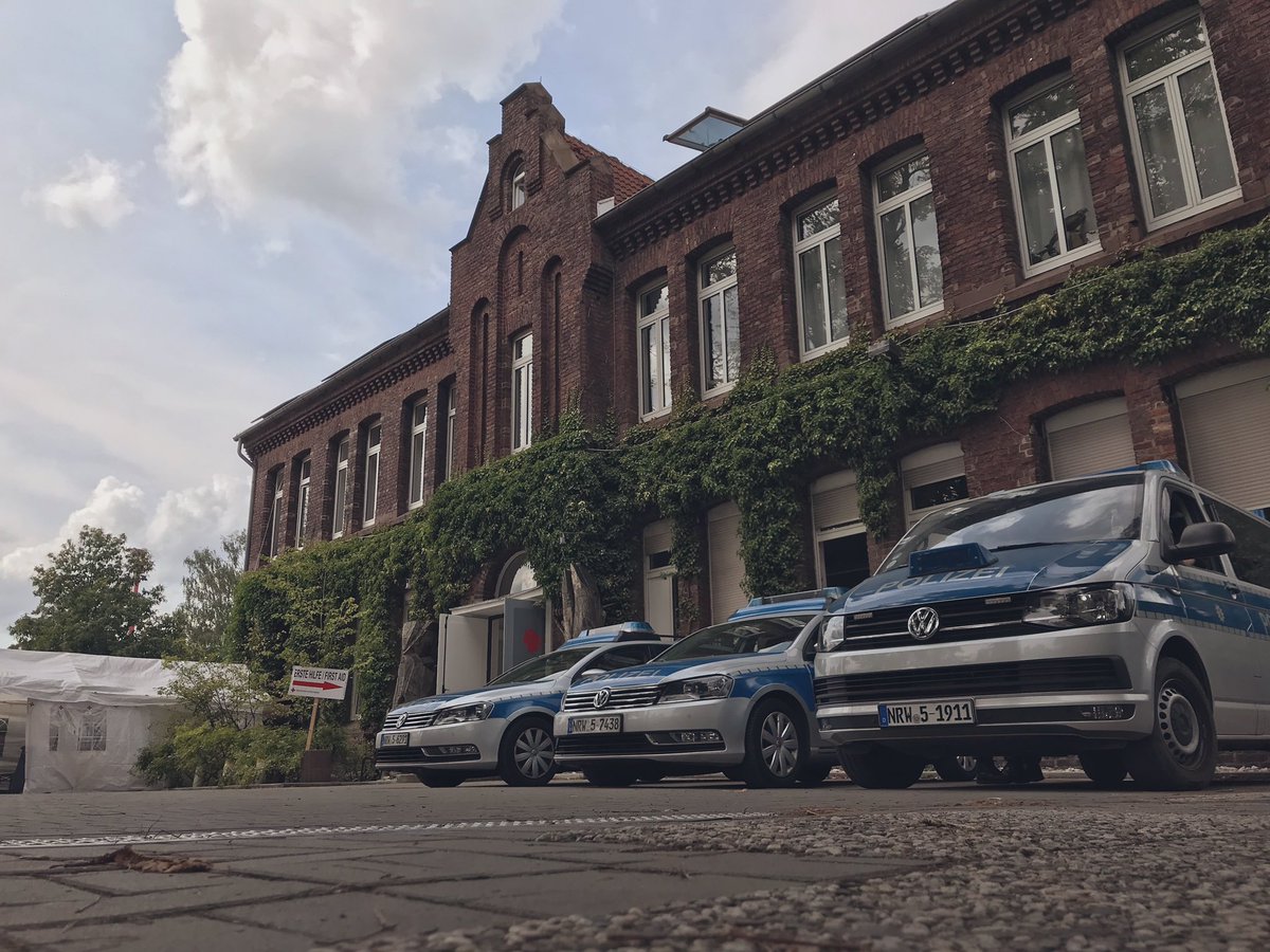 polizei_nrw_bo's tweet photo. Unsere #Kirmeswache finden Sie übrigens in der Jugendkunstschule, gut ausgeschildert auf dem Kirmesgelände. Wir geben Auskunft und nehmen bei Bedarf Anzeigen auf. Sprechen Sie uns an!
#Crange2019 #SocialMediaStreife https://t.co/CB8NeCEJBE