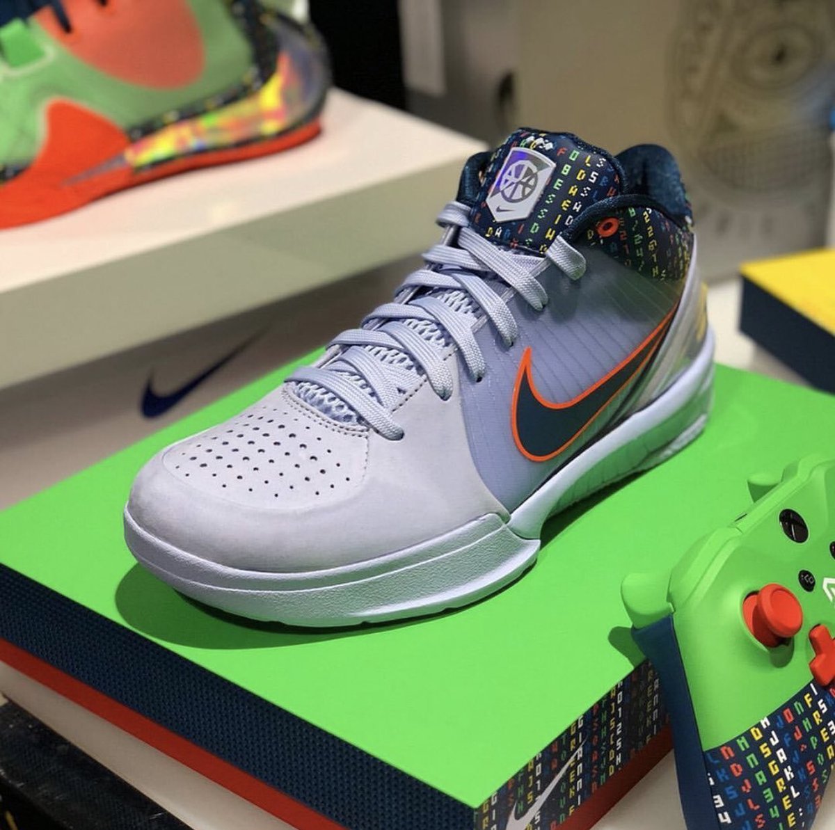 SportologyM's tweet photo. ¡Bienvenidos a clase 🙇🏻‍♂️👟🔥! Échale un vistazo a la colección con la que Nike Academy 2019 va “roncar” esta semana . ¿Cuál es tu par favorito 😍? NBAKicks 👟#SportologyMag 🕶

#giannisantetokounmpo #kyrieirving #kevindurant #theacademy #ijustlikeshoes #sneaker #nikebasketball https://t.co/aRNd5gruee