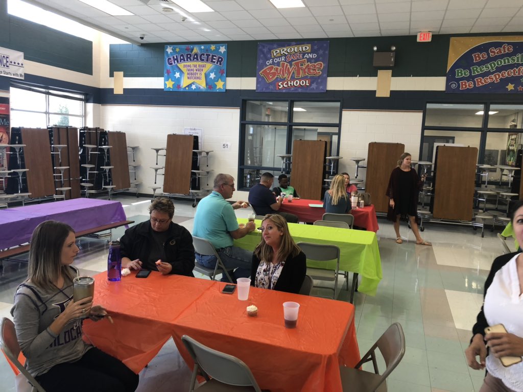 D_AlvarezAISD's tweet photo. This is “nacho” average lunch! Admin and staff serving the new teachers @ELGINISD_NEIDIG with a fabulous nacho bar! #neidigwildcatpride https://t.co/Oov7E6blt5
