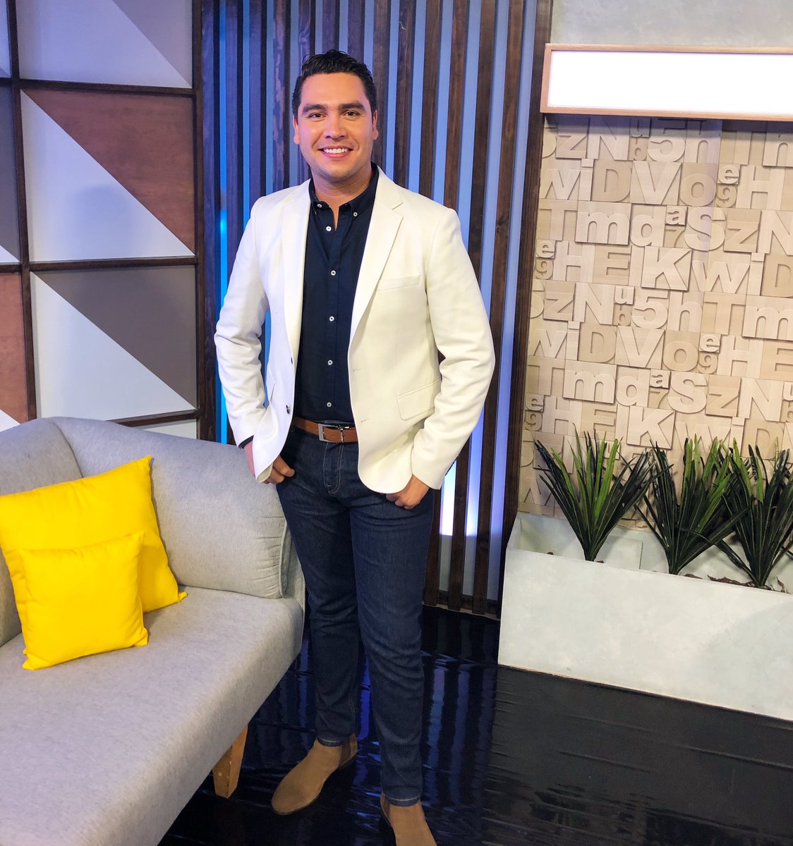 Pollo's tweet photo. Ya listo en Ciudad de México para grabar #BioClip para Azteca Internacional 😊 en TV Azteca México https://t.co/I3Q0tg2sXw… https://t.co/pdKXe6J3Wo