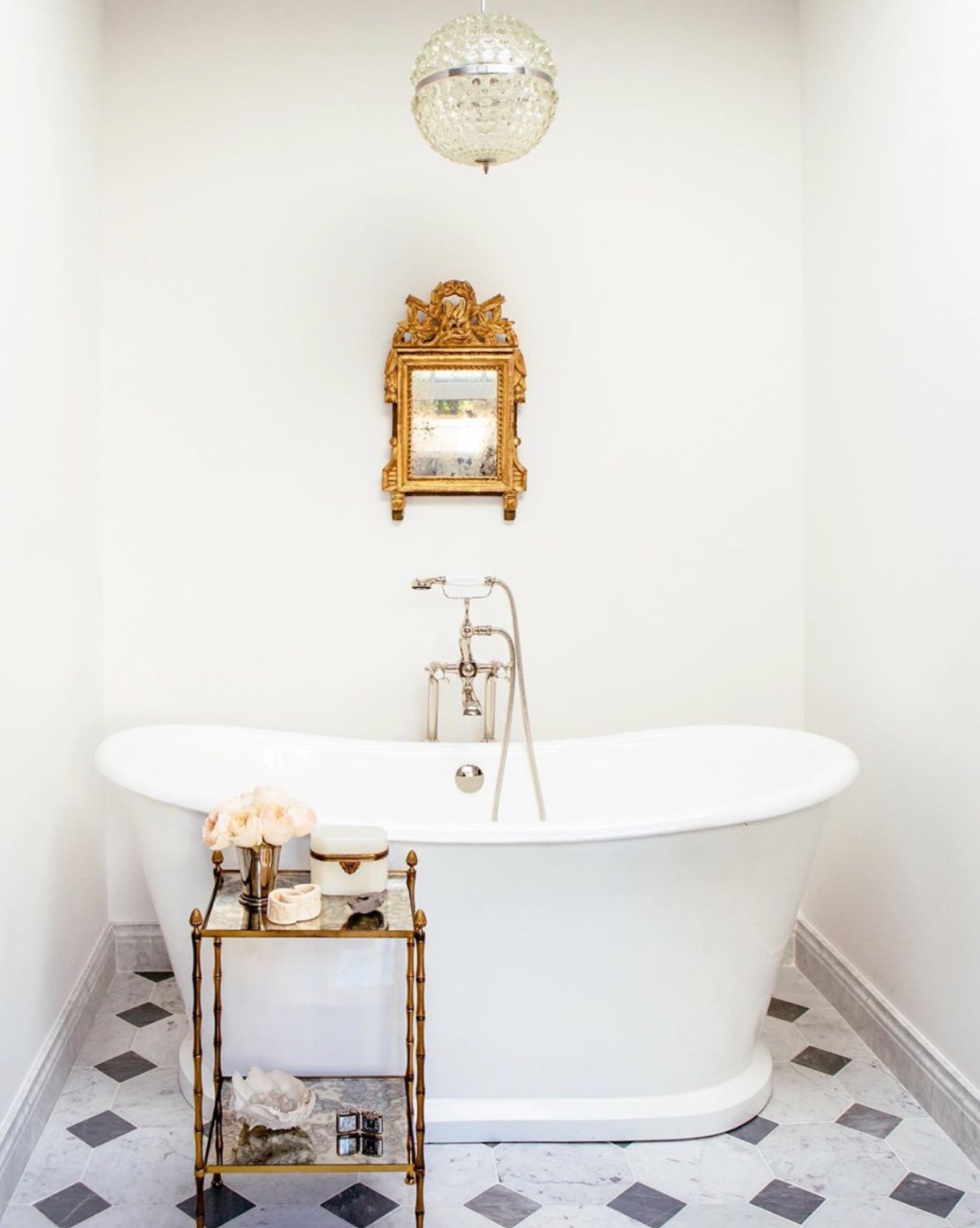 Nate Berkus Remember That Commercial Calgon Take Me Away Lauren Buxbaum Gordon S Bathroom Is The Definition Of Peaceful Relaxation I Especially Love The Scale Of The Mirror Nateberkusassociates