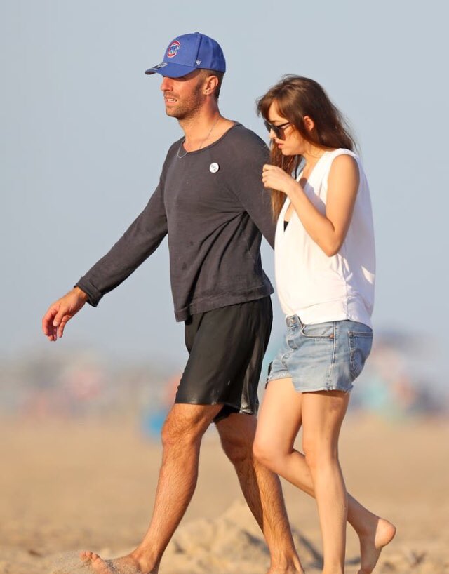 __Dartin's tweet photo. Chris and Dakota on the beach 😍😍 (they hung out with goop and brad) #ChrisMartin #Dakotajohnson #dartin via TMZ and popsugar https://t.co/PvQpGHPAAO