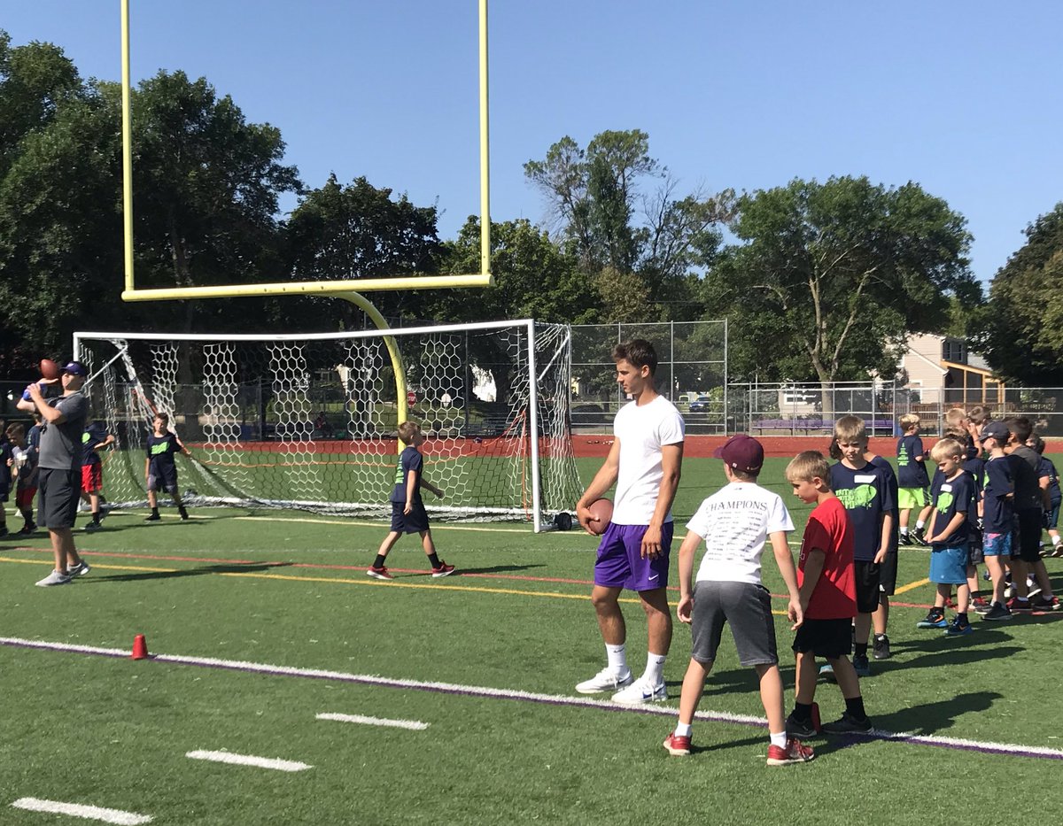 #faithandfootball Camp Day 3. Fantastic lineup of coaches, and a surprise treat of #icecream for the students! @4hgSports @chadgreenway52 @UofStThomasMN Coach Glenn Caruso #footballdrills